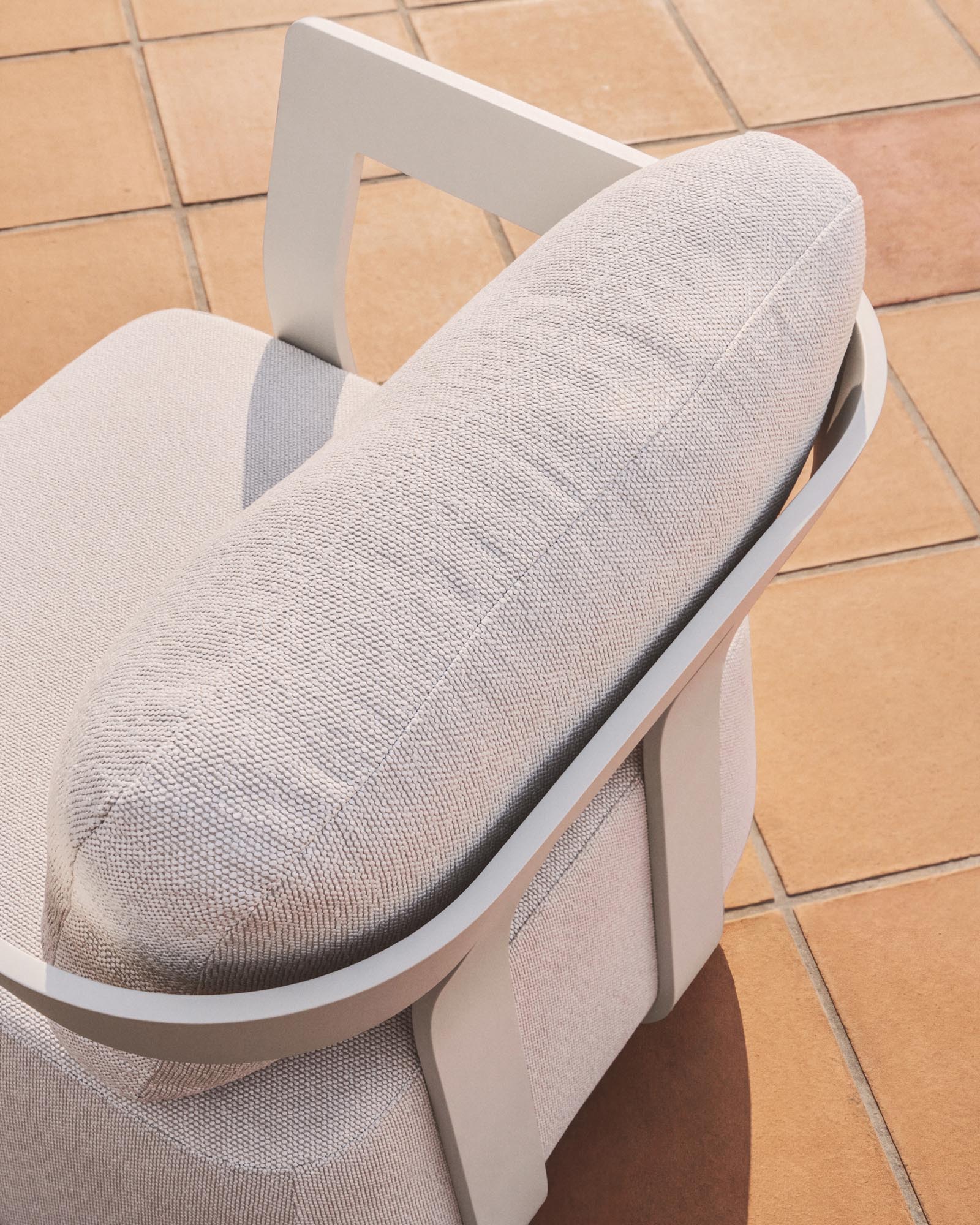 Eleganter Outdoor-Sessel Tamaris aus robustem ecrufarbenem Aluminium, ideal für stilvolle Terrassen und Gärten.