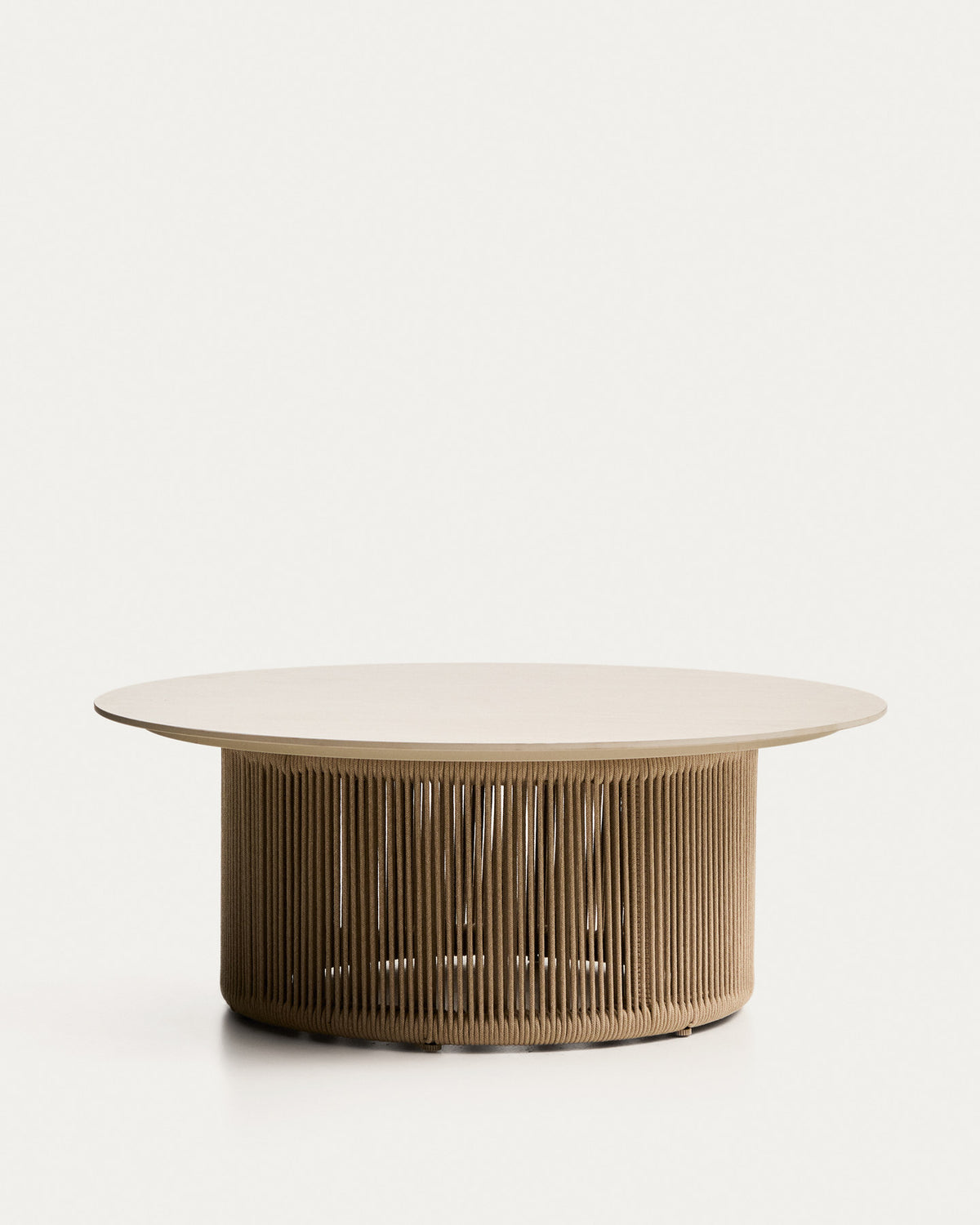 Outdoor-Couchtisch Orosei aus Sinterstein, Aluminium in Naturfarbe und beigem Seil Ø 90 cm in Ecru, Beige, Natur, Weiss präsentiert im Onlineshop von KAQTU Design AG. Loungetisch ist von Kave Home
