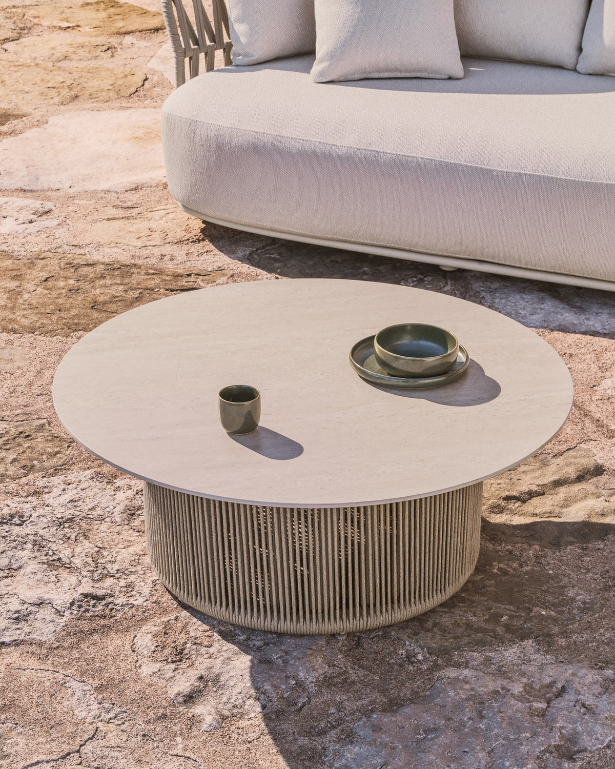 Outdoor-Couchtisch Orosei aus Sinterstein, Aluminium in Naturfarbe und beigem Seil Ø 90 cm in Ecru, Beige, Natur, Weiss präsentiert im Onlineshop von KAQTU Design AG. Loungetisch ist von Kave Home