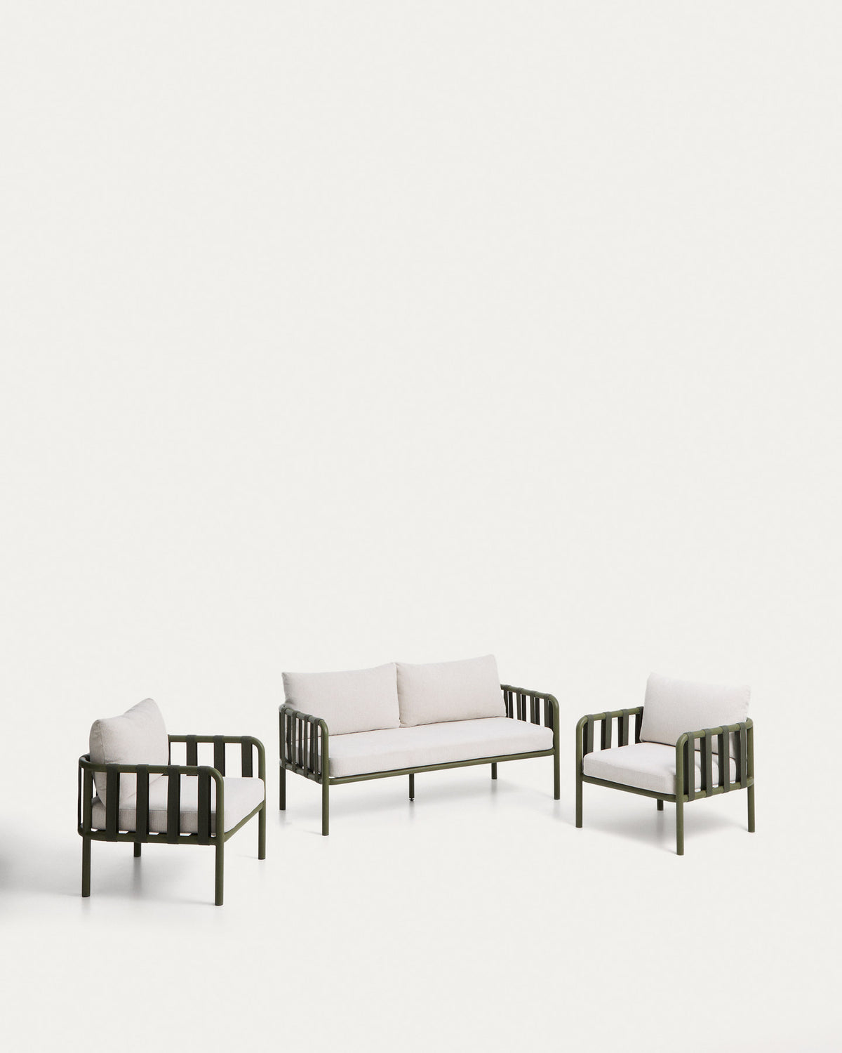 Set Omala aus einem 2-Sitzer-Sofa und 2 Sesseln mit Aluminiumgestell in Grün in Grün, Hellgrün, Beige präsentiert im Onlineshop von KAQTU Design AG. Lounge Sofa ist von Kave Home