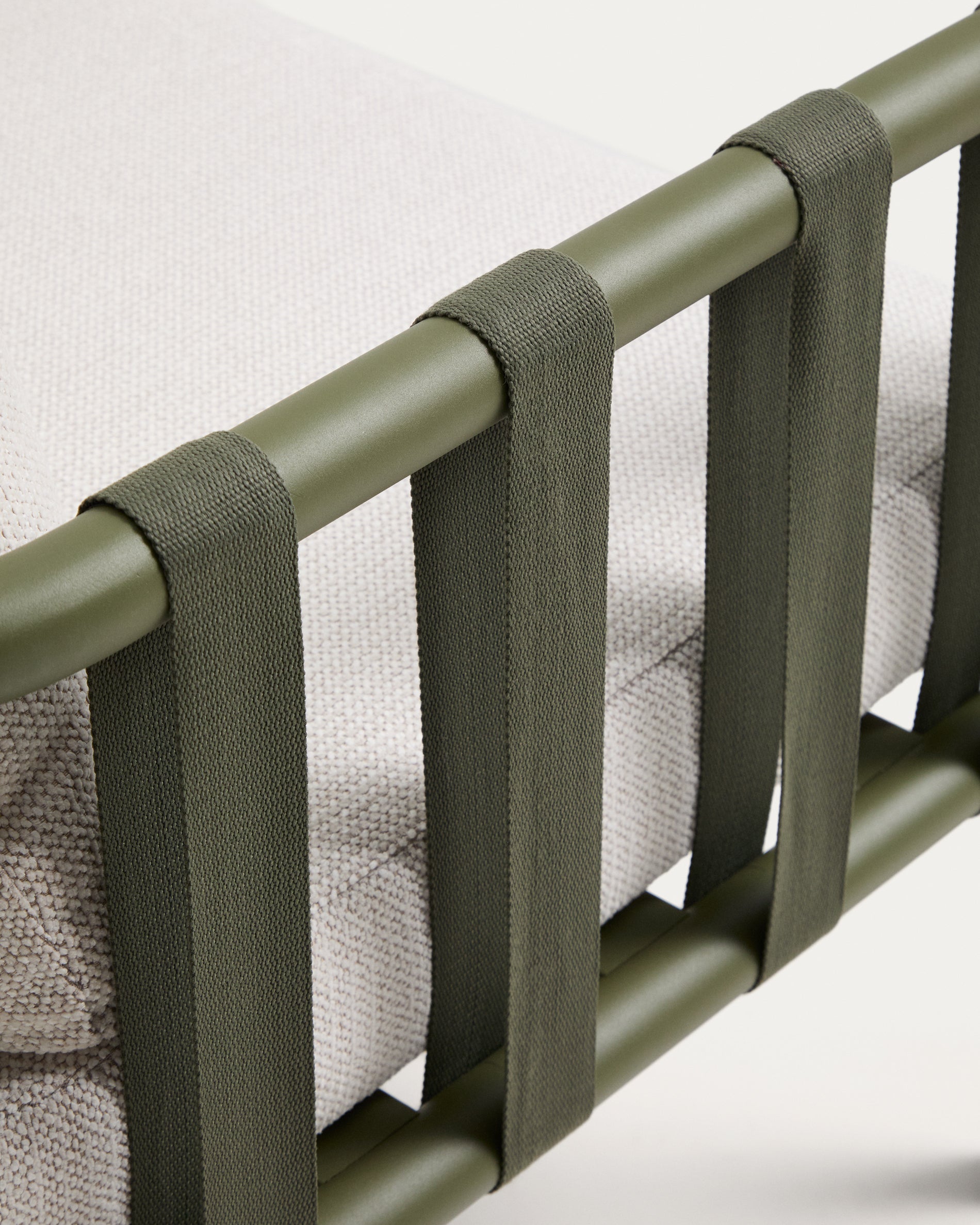 Set Omala aus einem 2-Sitzer-Sofa und 2 Sesseln mit Aluminiumgestell in Grün in Grün präsentiert im Onlineshop von KAQTU Design AG. Loungesofa ist von Kave Home