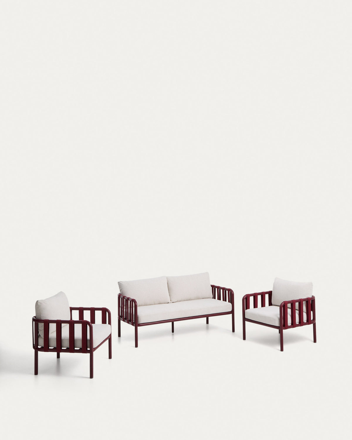 Set Omala aus einem 2-Sitzer-Sofa und 2 Sesseln aus Seil und Aluminium in Bordeauxrot in Dunkelrot, Rot, Beige präsentiert im Onlineshop von KAQTU Design AG. Lounge Sofa ist von Kave Home