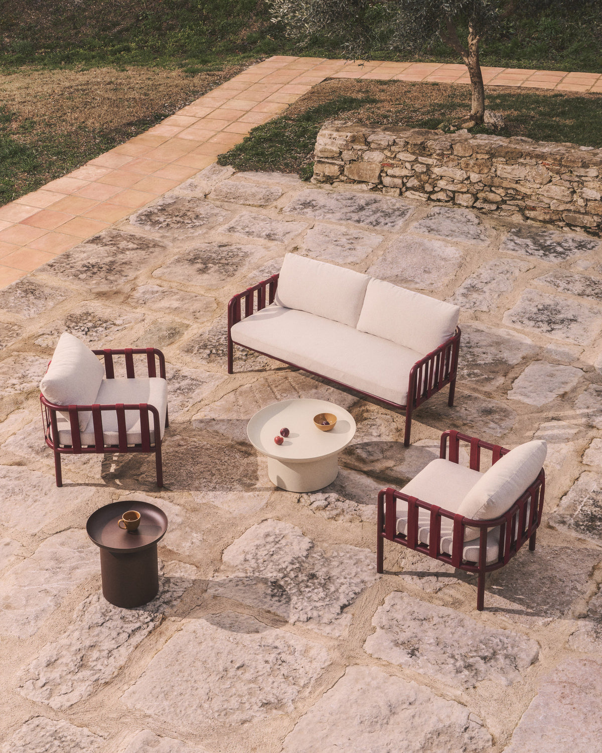 Set Omala aus einem 2-Sitzer-Sofa und 2 Sesseln aus Seil und Aluminium in Bordeauxrot in Dunkelrot, Rot, Beige präsentiert im Onlineshop von KAQTU Design AG. Lounge Sofa ist von Kave Home