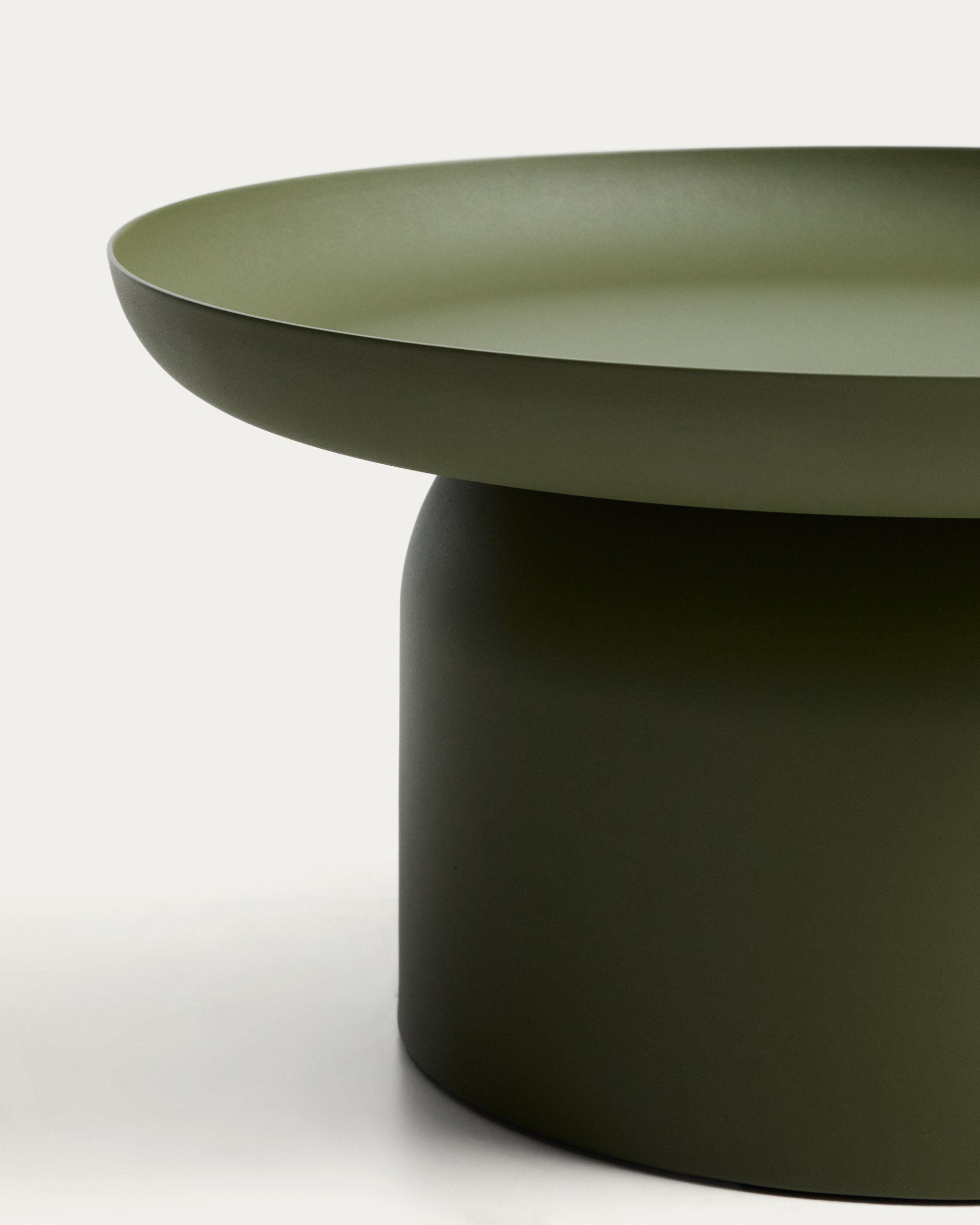 Couchtisch Arcola aus Aluminium in Grün, Ø 70 cm in Grün präsentiert im Onlineshop von KAQTU Design AG. Loungetisch ist von Kave Home