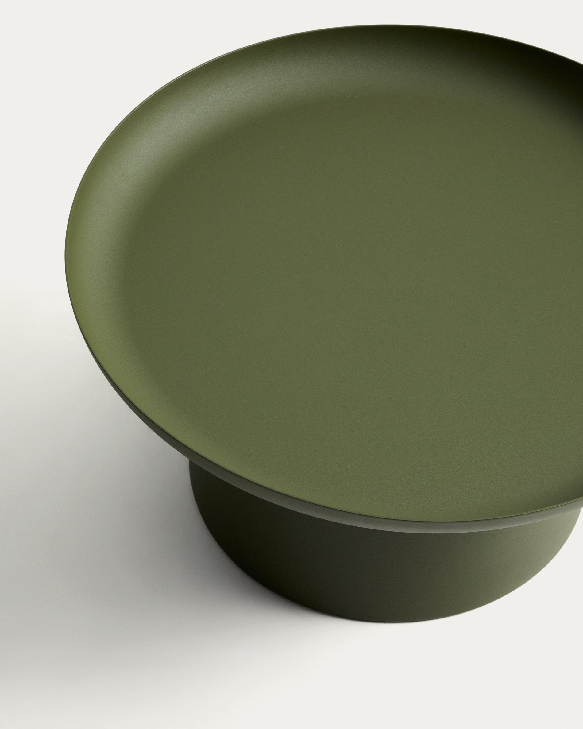 Couchtisch Arcola aus Aluminium in Grün, Ø 70 cm in Grün präsentiert im Onlineshop von KAQTU Design AG. Loungetisch ist von Kave Home