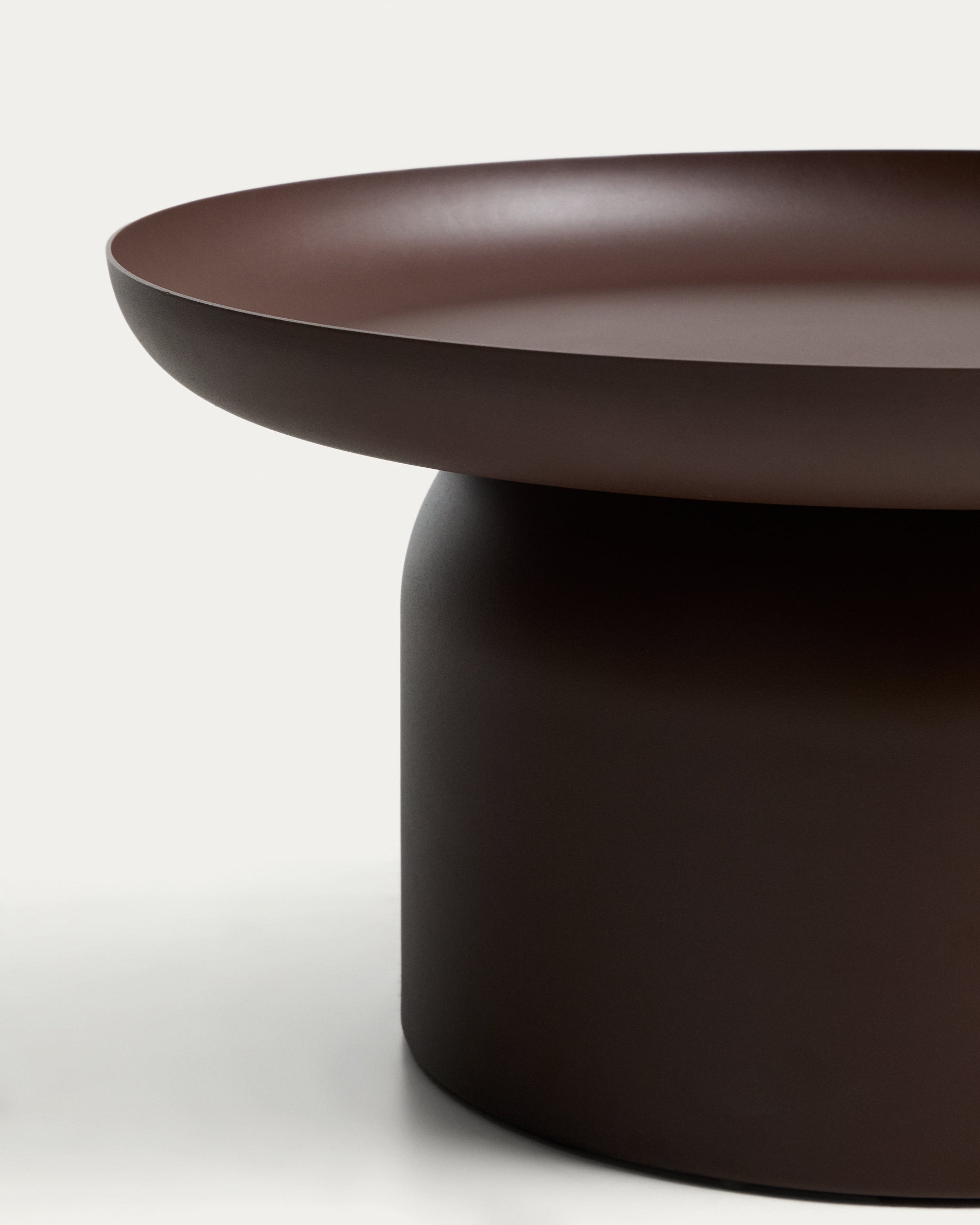 Couchtisch Arcola aus Aluminium in Braun, Ø 70 cm in Braun präsentiert im Onlineshop von KAQTU Design AG. Loungetisch ist von Kave Home