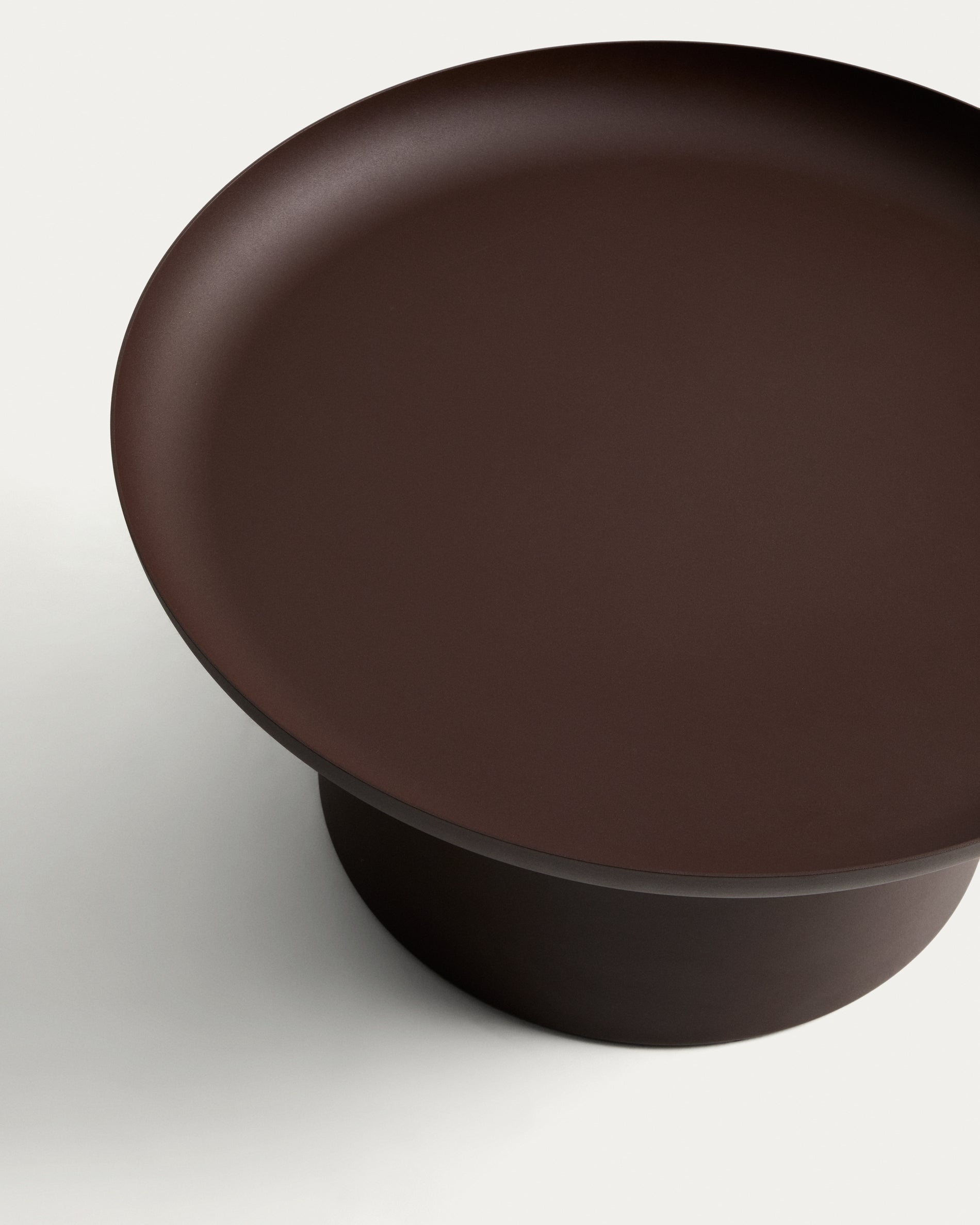 Couchtisch Arcola aus Aluminium in Braun, Ø 70 cm in Braun präsentiert im Onlineshop von KAQTU Design AG. Loungetisch ist von Kave Home