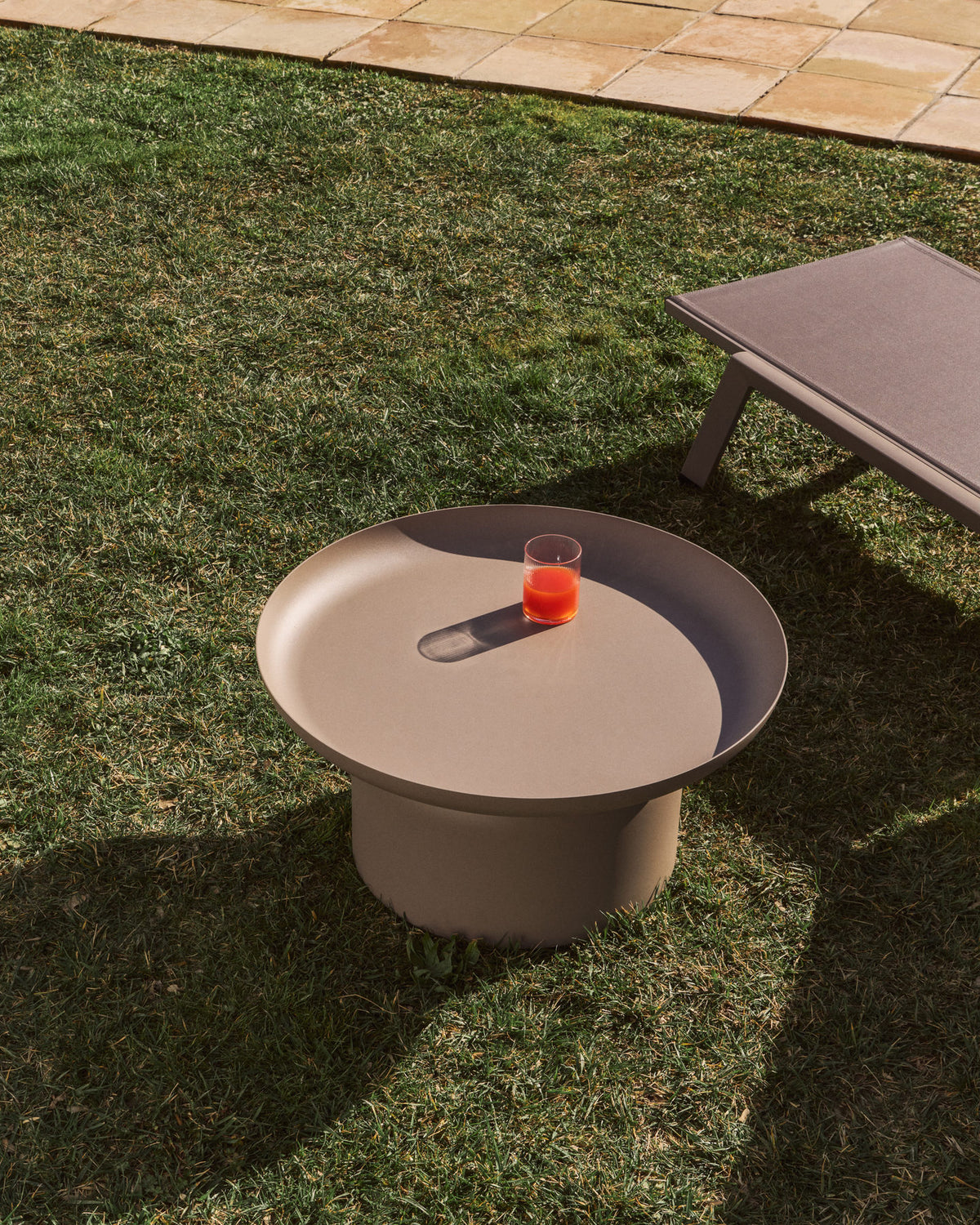 Couchtisch Arcola aus Aluminium in Taupe, Ø 70 cm in Taupe präsentiert im Onlineshop von KAQTU Design AG. Loungetisch ist von Kave Home