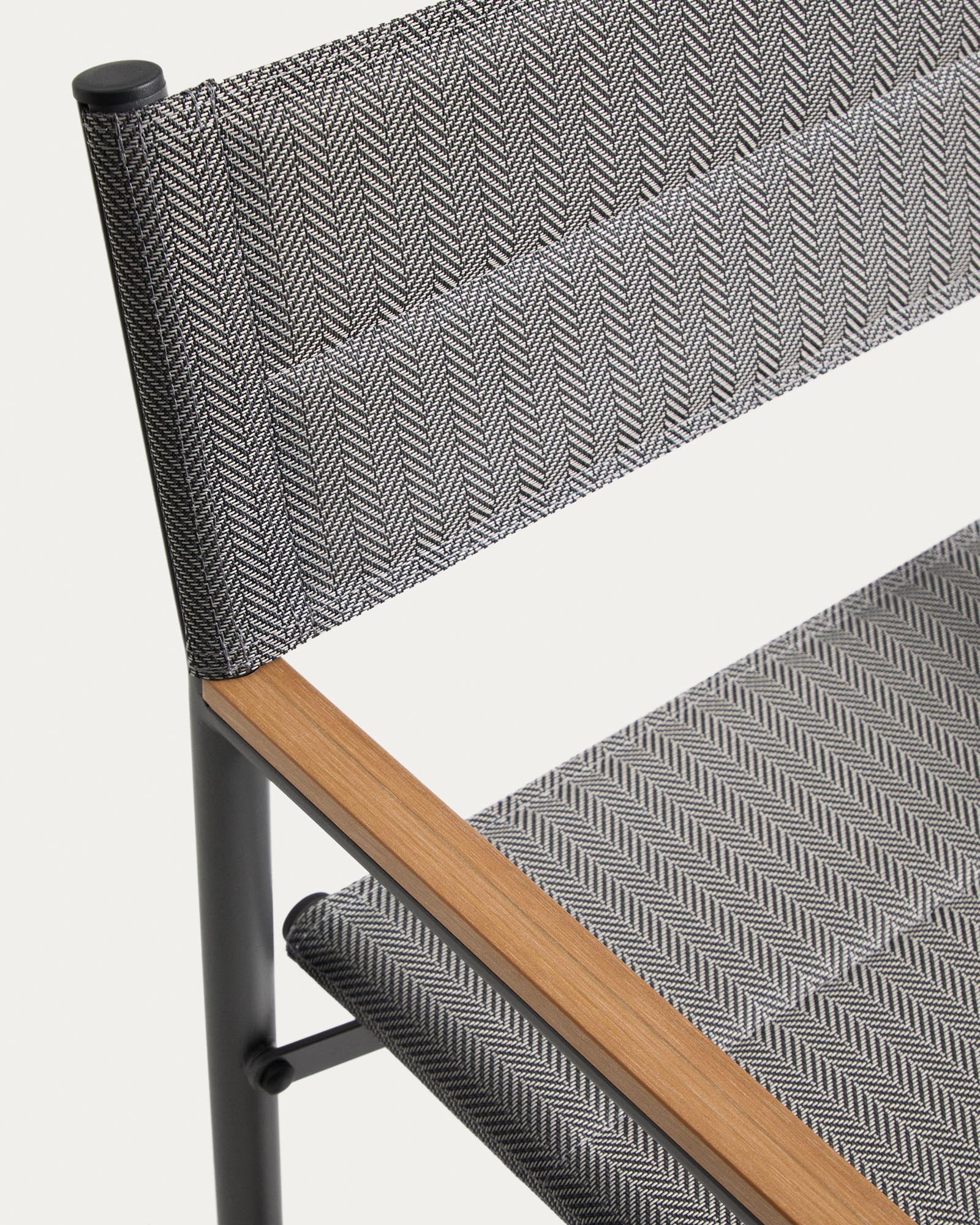 Moderner Klappstuhl Tisno in Graphitgrau, aus leichtem Aluminium und strapazierfähigem Texteline, ideal für entspannte Stunden im Freien.