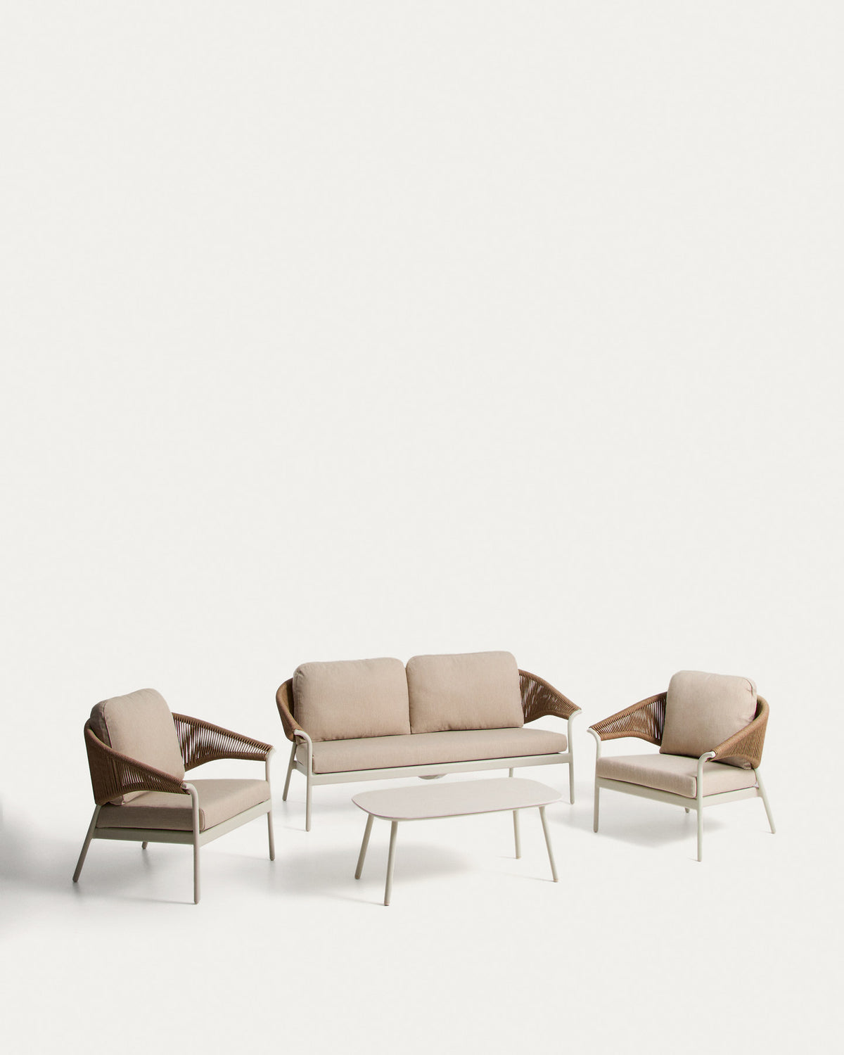 Set Zuara, bestehend aus einem 3-Sitzer-Sofa, zwei Sesseln sowie einem Outdoor-Tisch aus ecrufarbenem Aluminium und braunem Synthetikseil in Ecru, Beige, Weiss präsentiert im Onlineshop von KAQTU Design AG. Loungeset ist von Kave Home