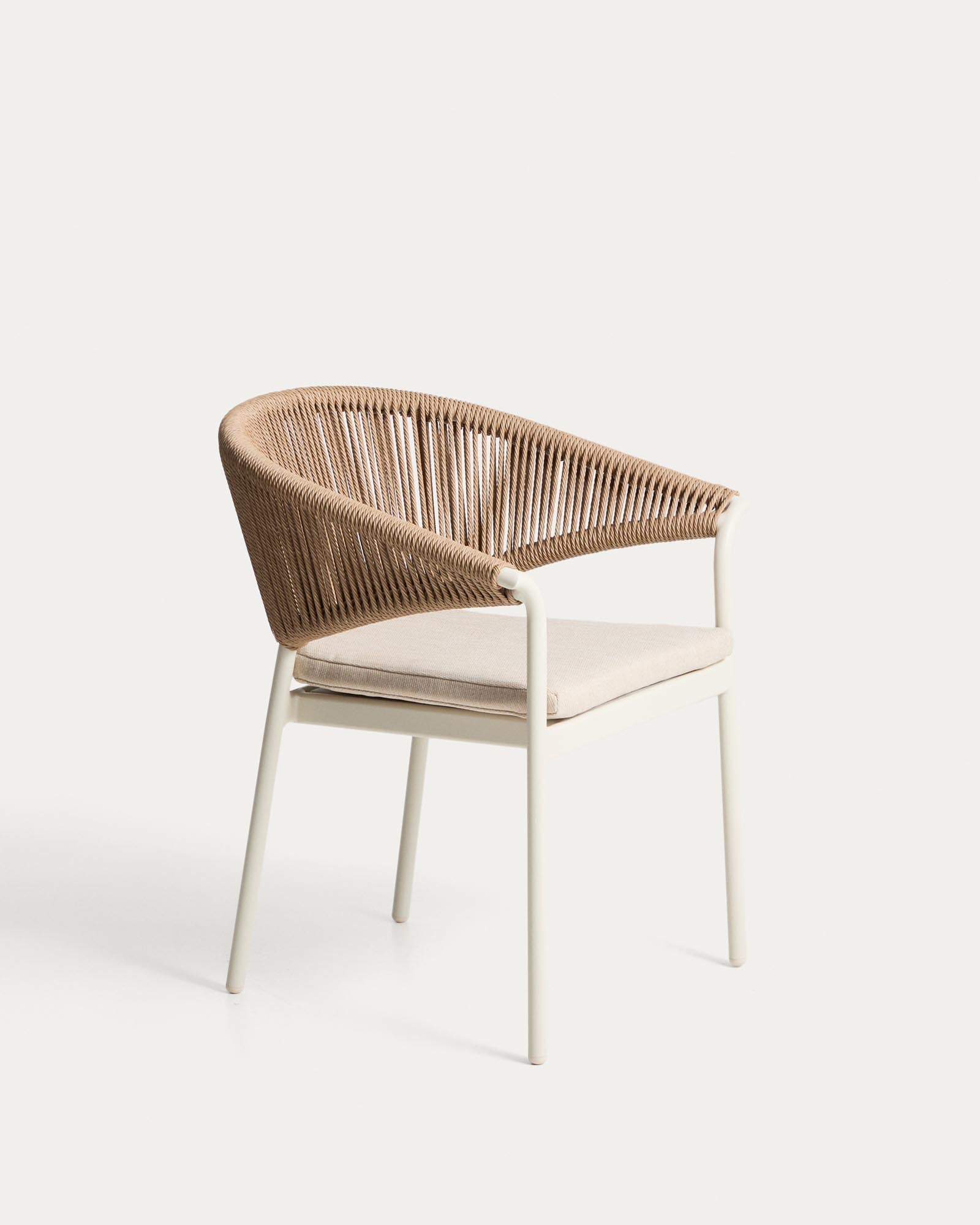 Stuhl Zuara aus ecrufarbenem Aluminium und braunem Synthetikseil in Ecru präsentiert im Onlineshop von KAQTU Design AG. Gartenstuhl mit Armlehnen ist von Kave Home