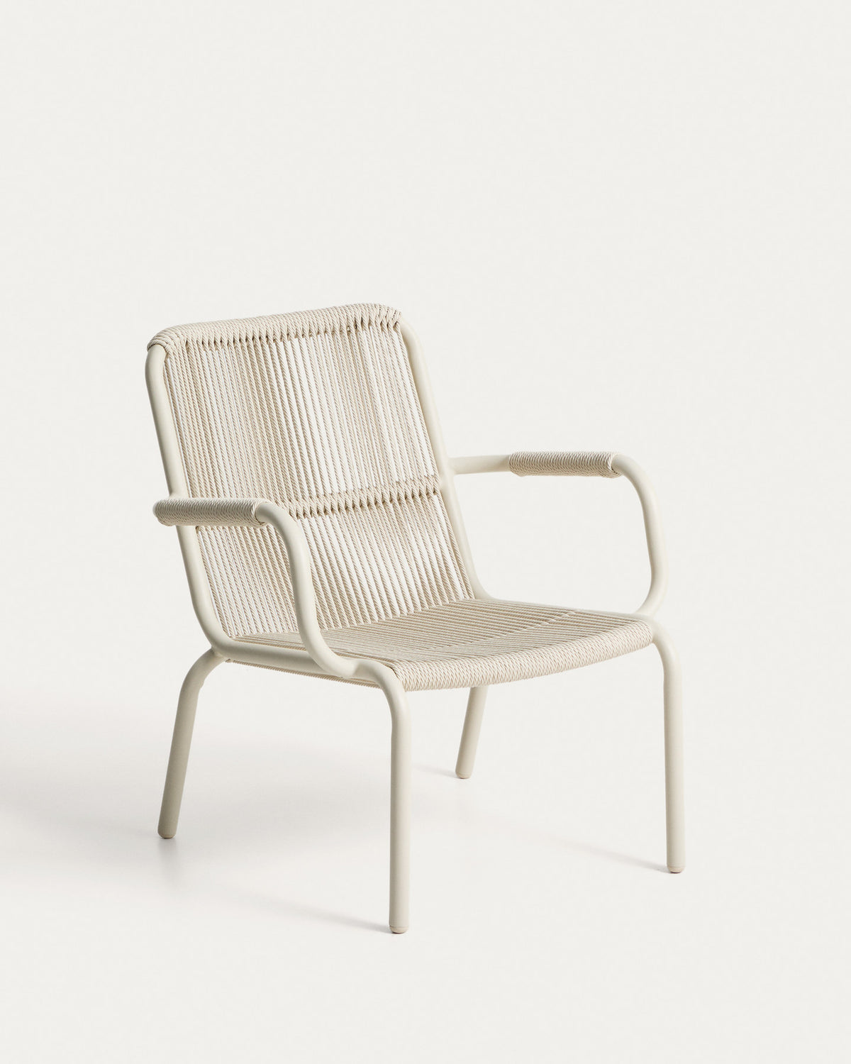 Stapelbarer Sessel Salis aus ecrufarbenem Aluminium und ecrufarbenem Synthetikseil in Ecru, Beige, Weiss präsentiert im Onlineshop von KAQTU Design AG. Outdoor-Sessel ist von Kave Home