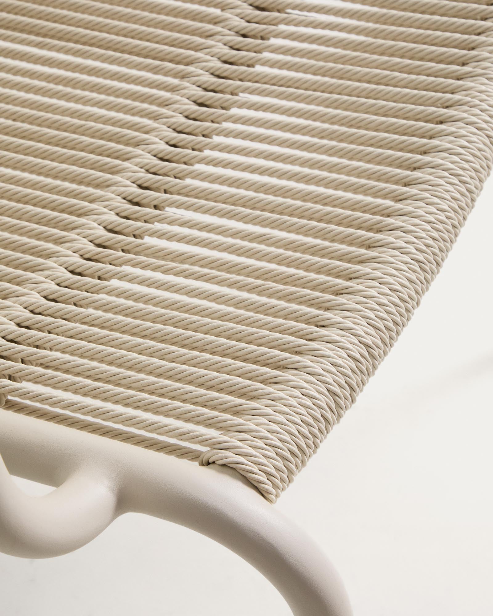 Eleganter stapelbarer Sessel Salis in Ecru, gefertigt aus langlebigem Aluminium und Synthetikseil, ideal für stilvolle Außenbereiche.