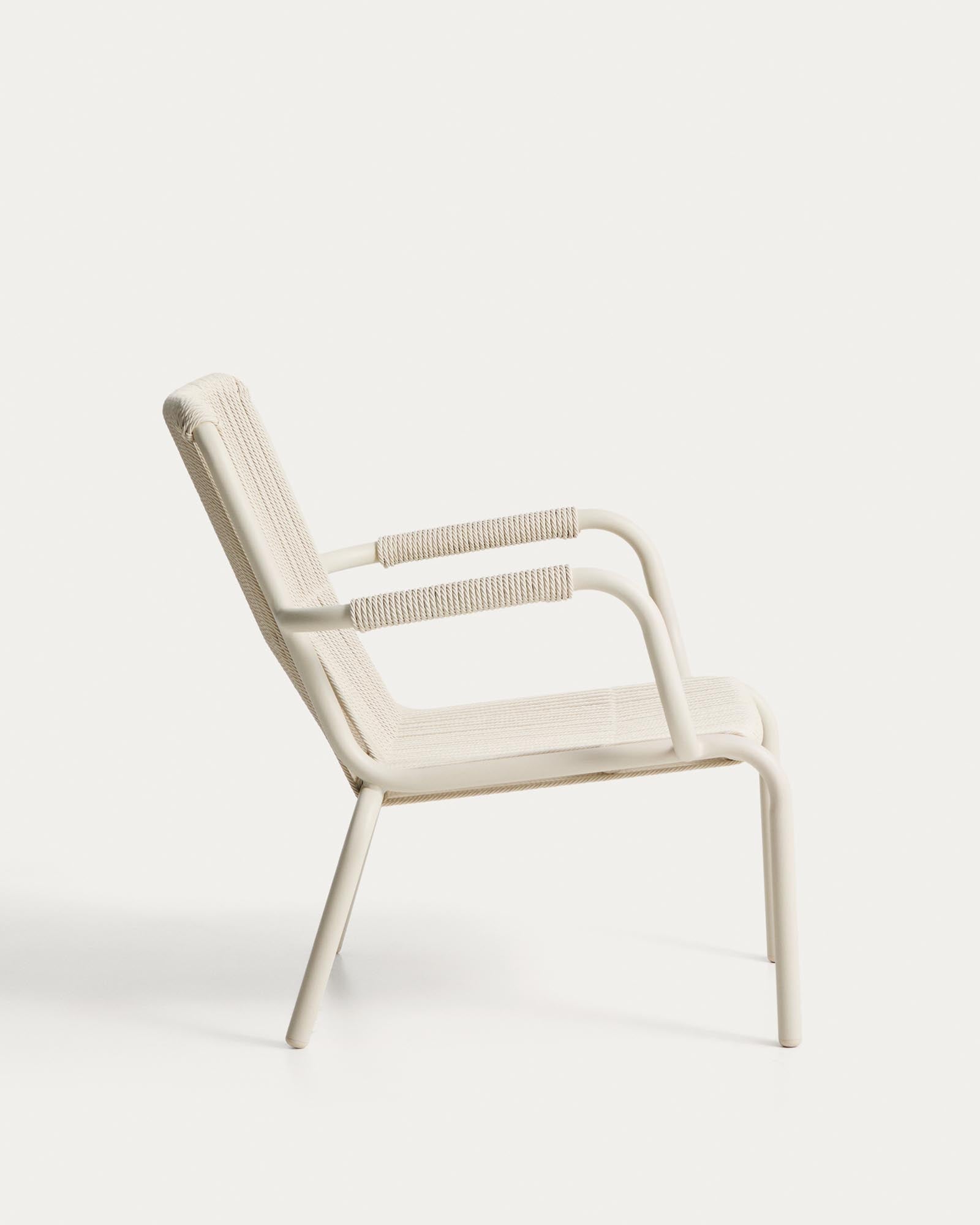 Eleganter stapelbarer Sessel Salis in Ecru, gefertigt aus langlebigem Aluminium und Synthetikseil, ideal für den Außenbereich.