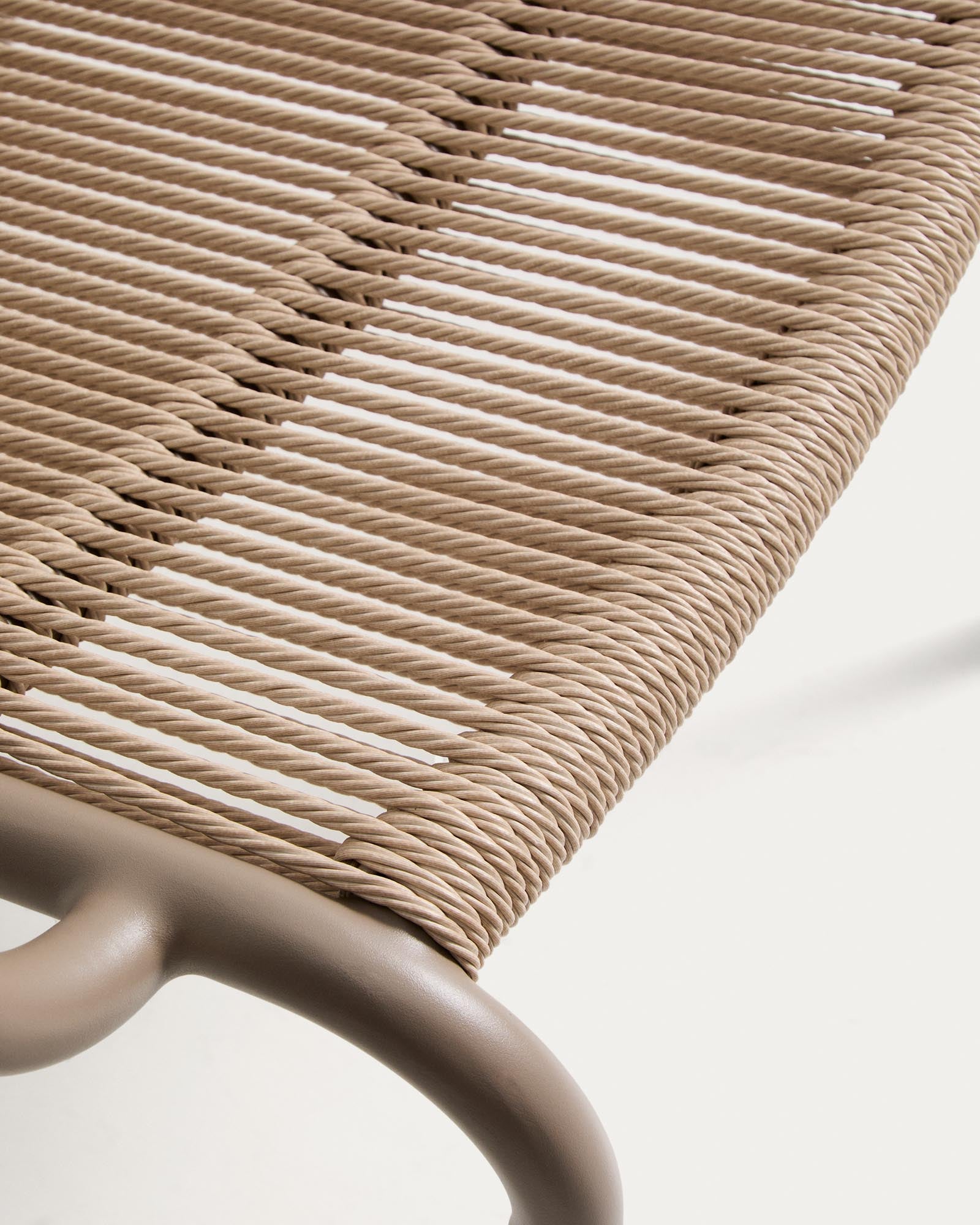 Eleganter stapelbarer Sessel Salis in taupe mit beigem Synthetikseil, ideal für stilvolle Outdoor-Bereiche und entspannte Stunden im Freien.