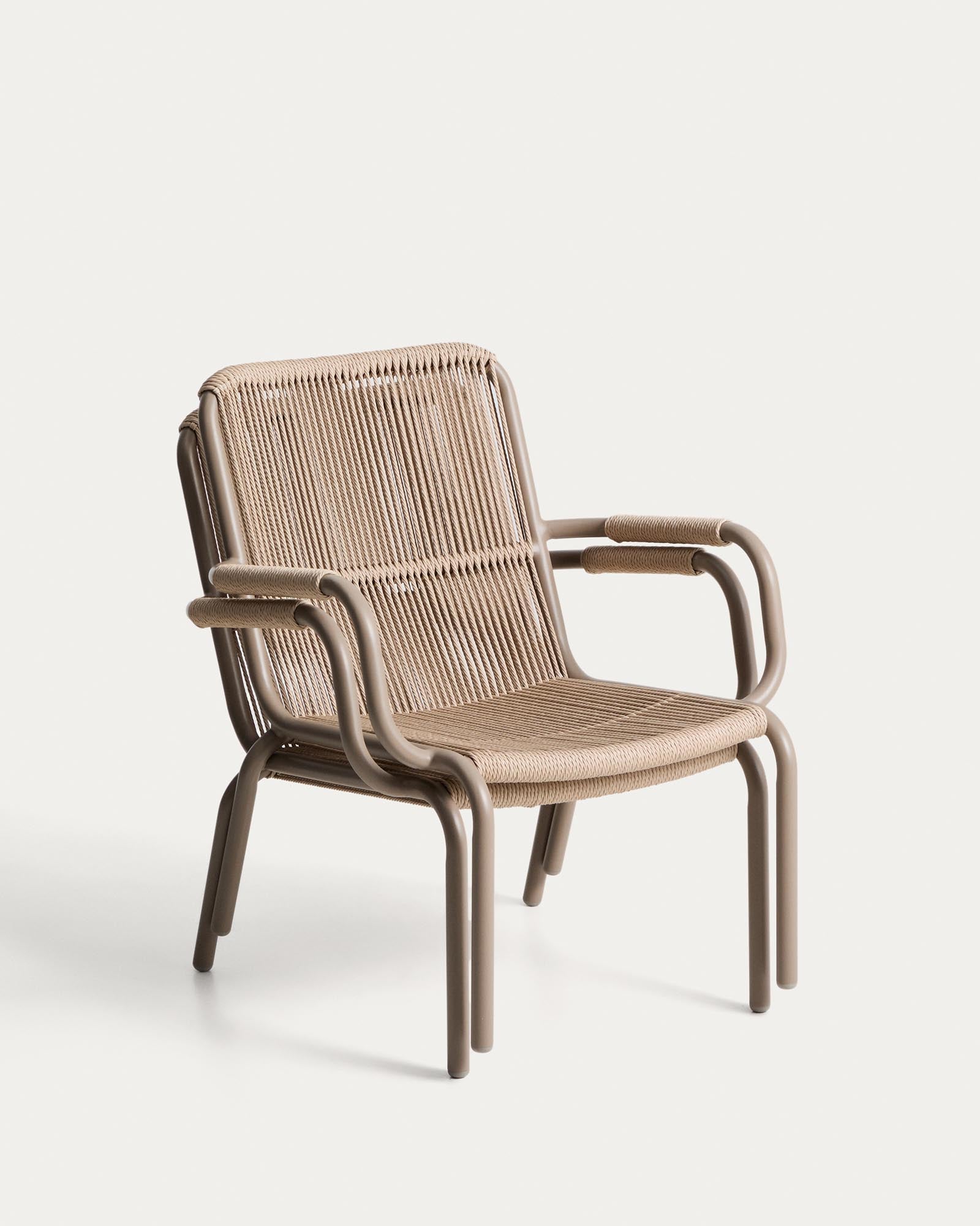 Stapelbarer Outdoor-Sessel Salis aus taupefarbenem Aluminium und beigem Synthetikseil, perfekt für Garten und Terrasse.