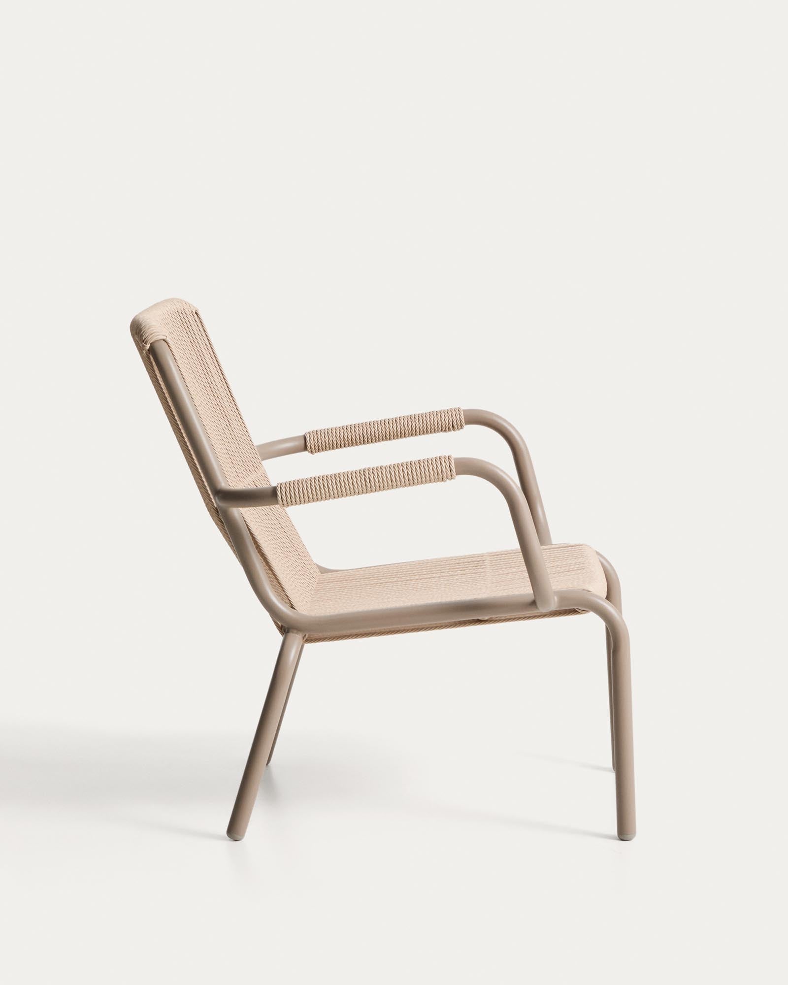 Eleganter stapelbarer Sessel Salis in taupe, gefertigt aus Aluminium und Synthetikseil, ideal für stilvolle Outdoor-Bereiche.