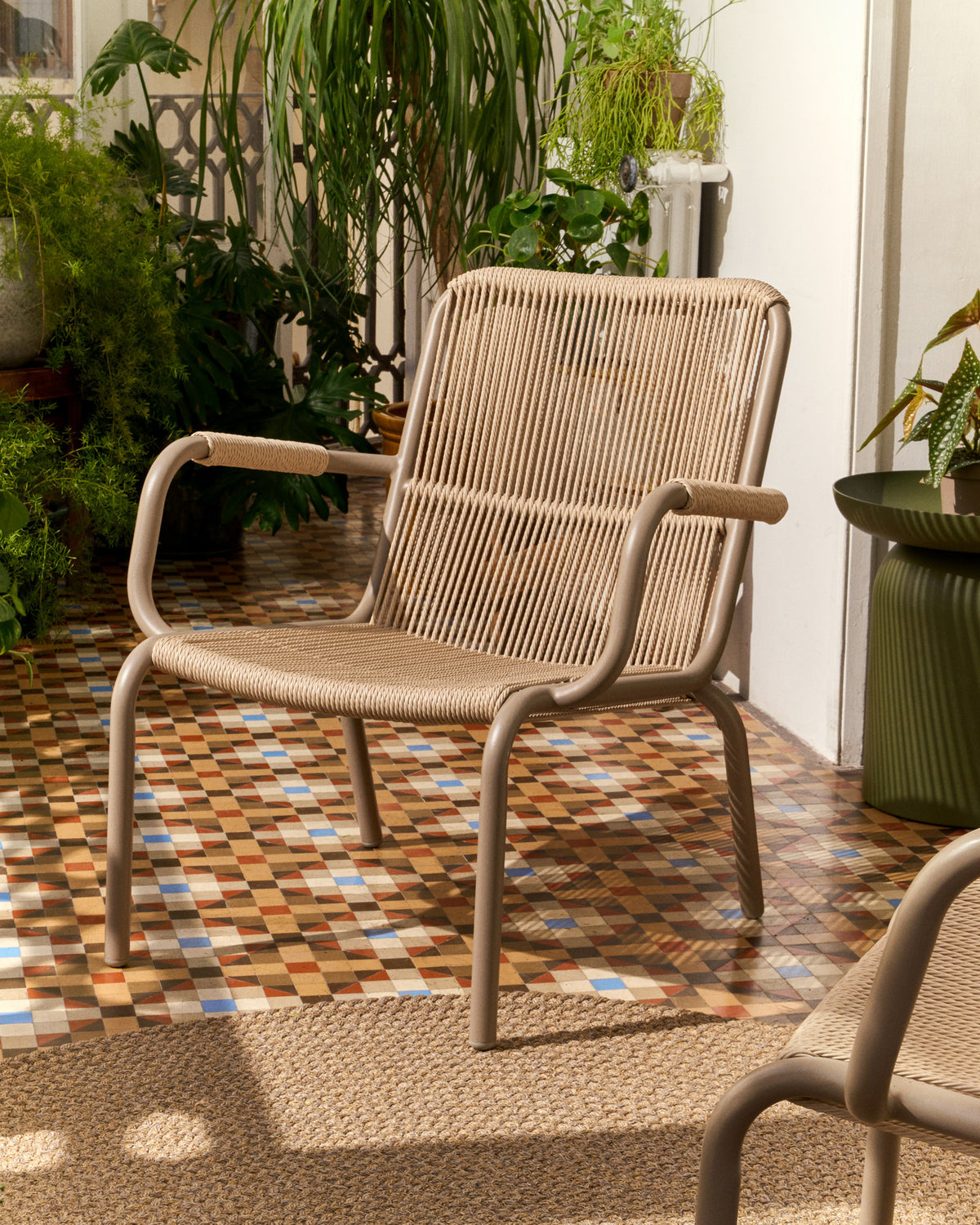 Stapelbarer Sessel Salis aus taupefarbenem Aluminium und beigem Synthetikseil in Taupe, Beige, Hellbraun präsentiert im Onlineshop von KAQTU Design AG. Outdoor-Sessel ist von Kave Home
