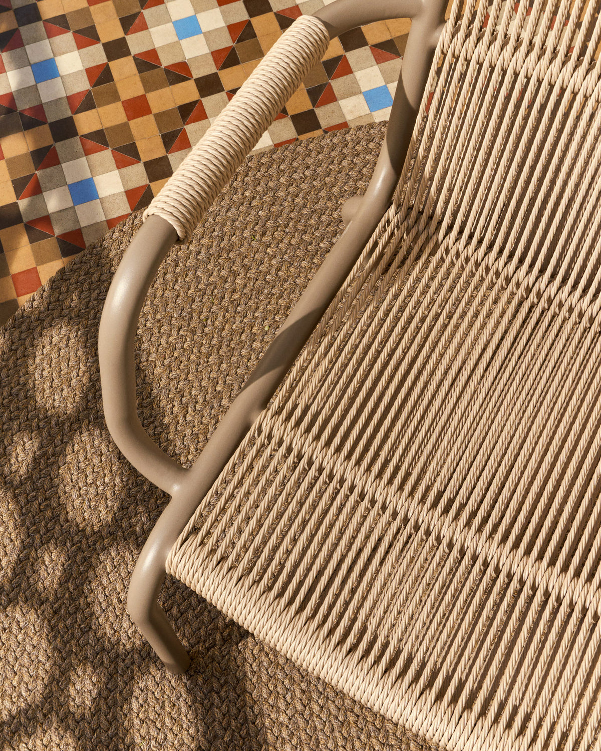 Stapelbarer Sessel Salis aus taupefarbenem Aluminium und beigem Synthetikseil in Taupe, Beige, Hellbraun präsentiert im Onlineshop von KAQTU Design AG. Outdoor-Sessel ist von Kave Home