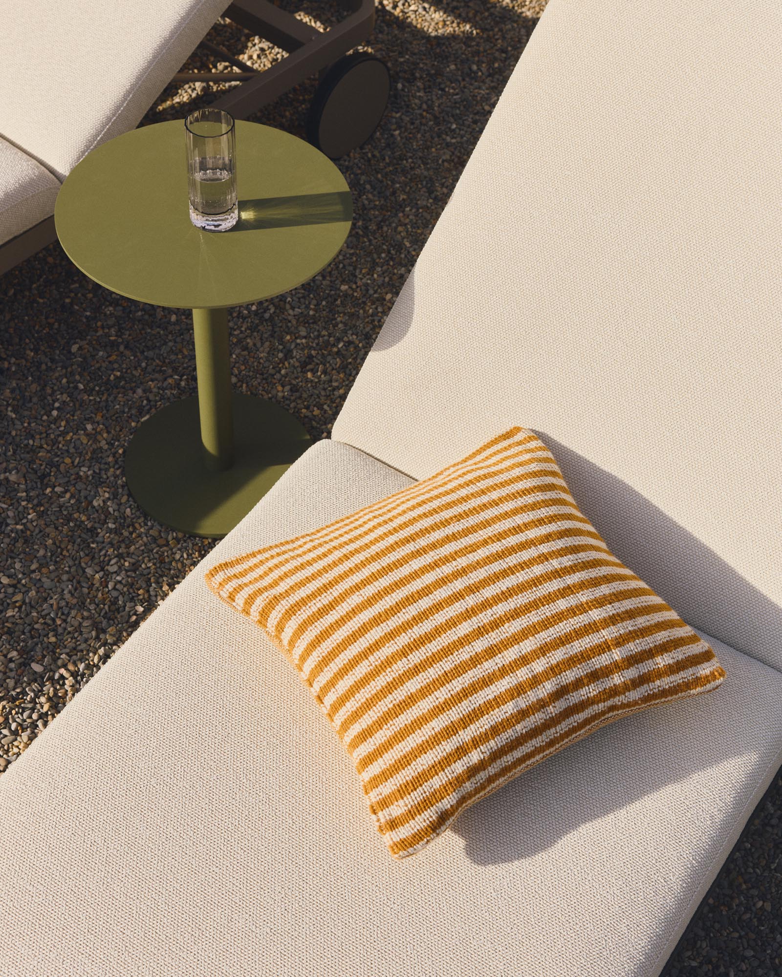 Beistelltisch Asinara aus grünem Aluminium, Ø 40 cm in Dunkelgrün präsentiert im Onlineshop von KAQTU Design AG. Beistelltisch Outdoor ist von Kave Home