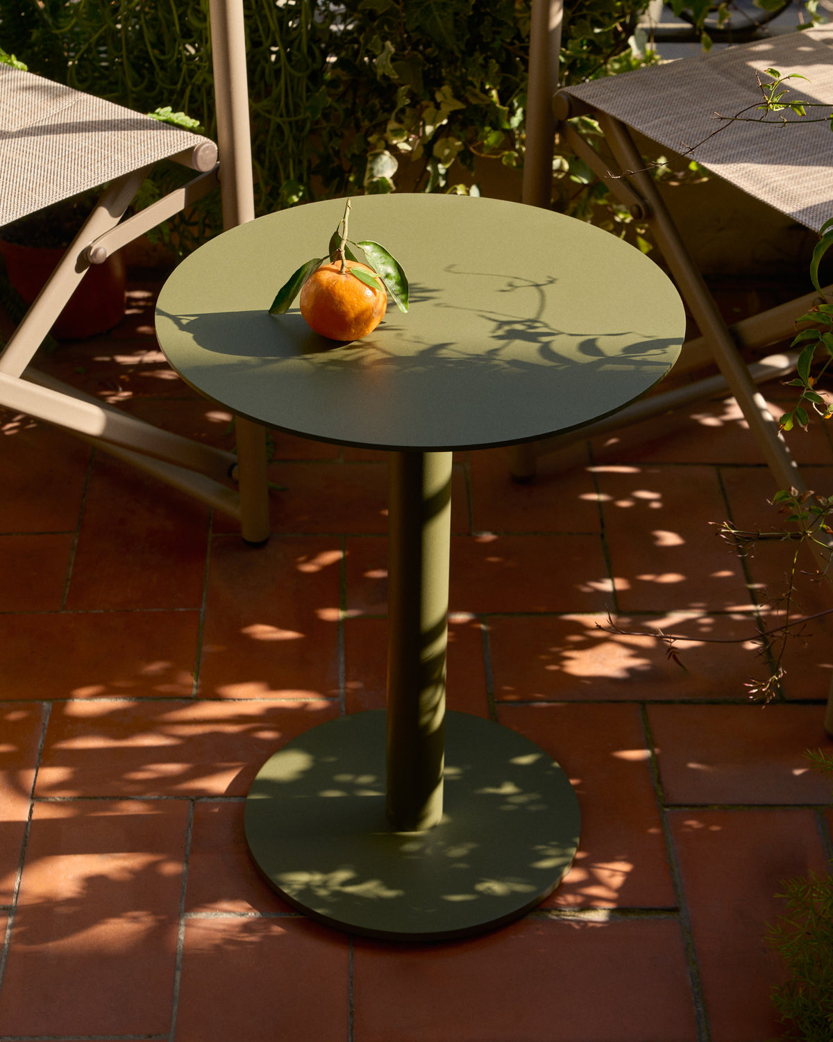 Beistelltisch Asinara aus grünem Aluminium, Ø 40 cm in Dunkelgrün präsentiert im Onlineshop von KAQTU Design AG. Beistelltisch Outdoor ist von Kave Home
