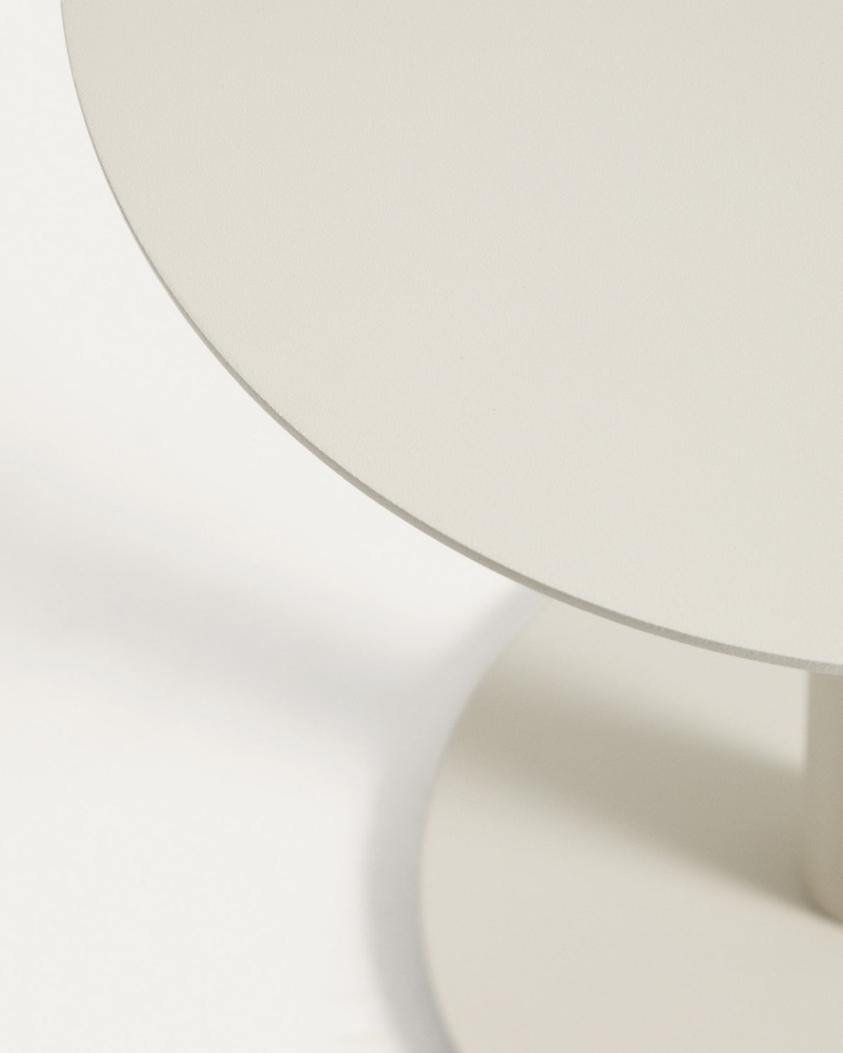 Beistelltisch Asinara aus ecrufarbenem Aluminium, Ø 40 cm in Ecru, Beige, Weiss präsentiert im Onlineshop von KAQTU Design AG. Beistelltisch Outdoor ist von Kave Home