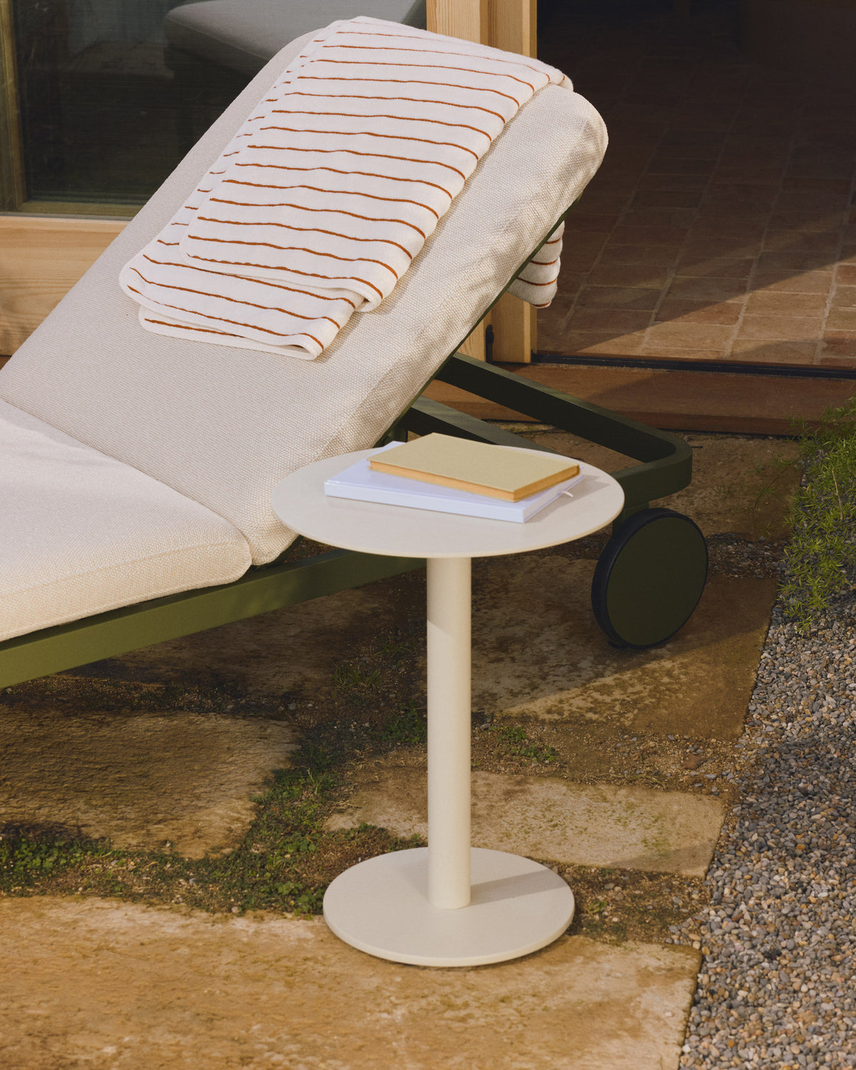 Beistelltisch Asinara aus ecrufarbenem Aluminium, Ø 40 cm in Ecru, Beige, Weiss präsentiert im Onlineshop von KAQTU Design AG. Beistelltisch Outdoor ist von Kave Home