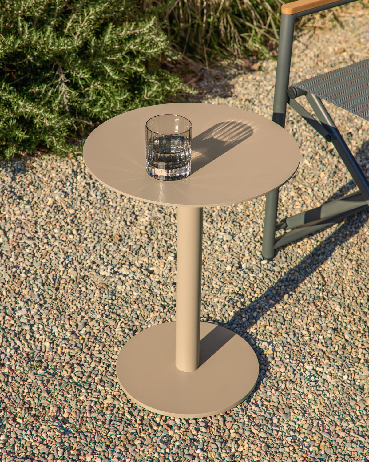Beistelltisch Asinara aus taupefarbenem Aluminium, Ø 40 cm in Taupe, Beige, Hellbraun präsentiert im Onlineshop von KAQTU Design AG. Beistelltisch Outdoor ist von Kave Home