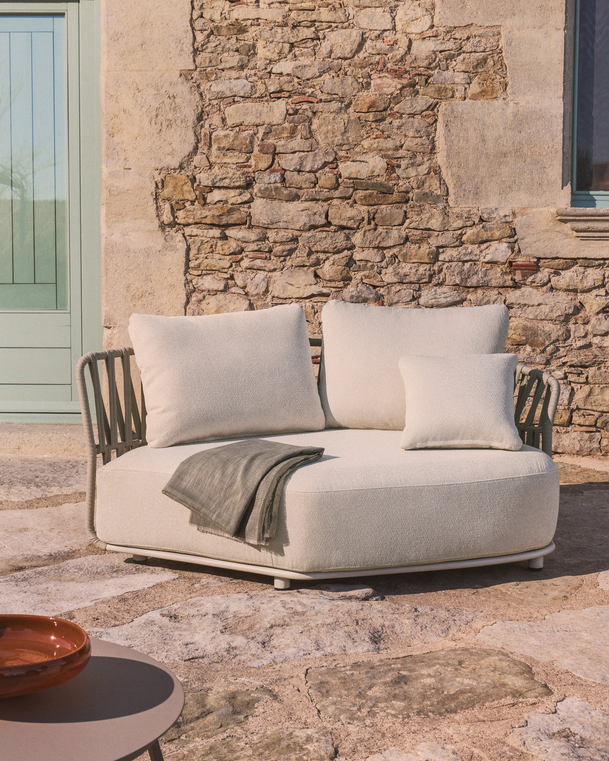 Geschwungenes Modul Osani aus ecrufarbenem Aluminium und taupefarbenem Seil, 167 cm in Taupe, Beige, Ecru präsentiert im Onlineshop von KAQTU Design AG. Lounge Sofa ist von Kave Home