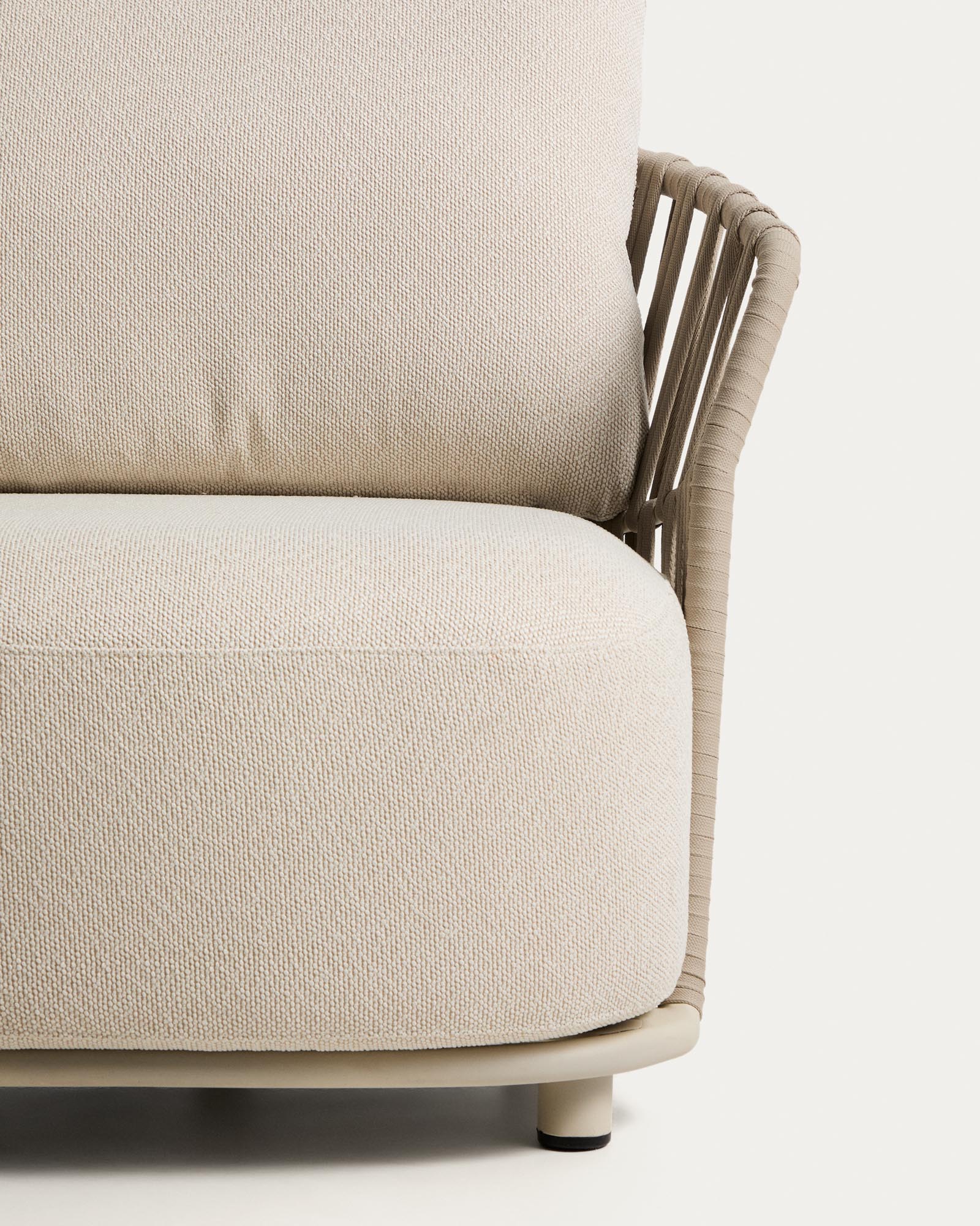 Eleganter Outdoor-Sessel Osani in ecrufarbenem Aluminium und taupefarbenem Seil, ideal für stilvolle Entspannung im Garten oder auf der Terrasse.