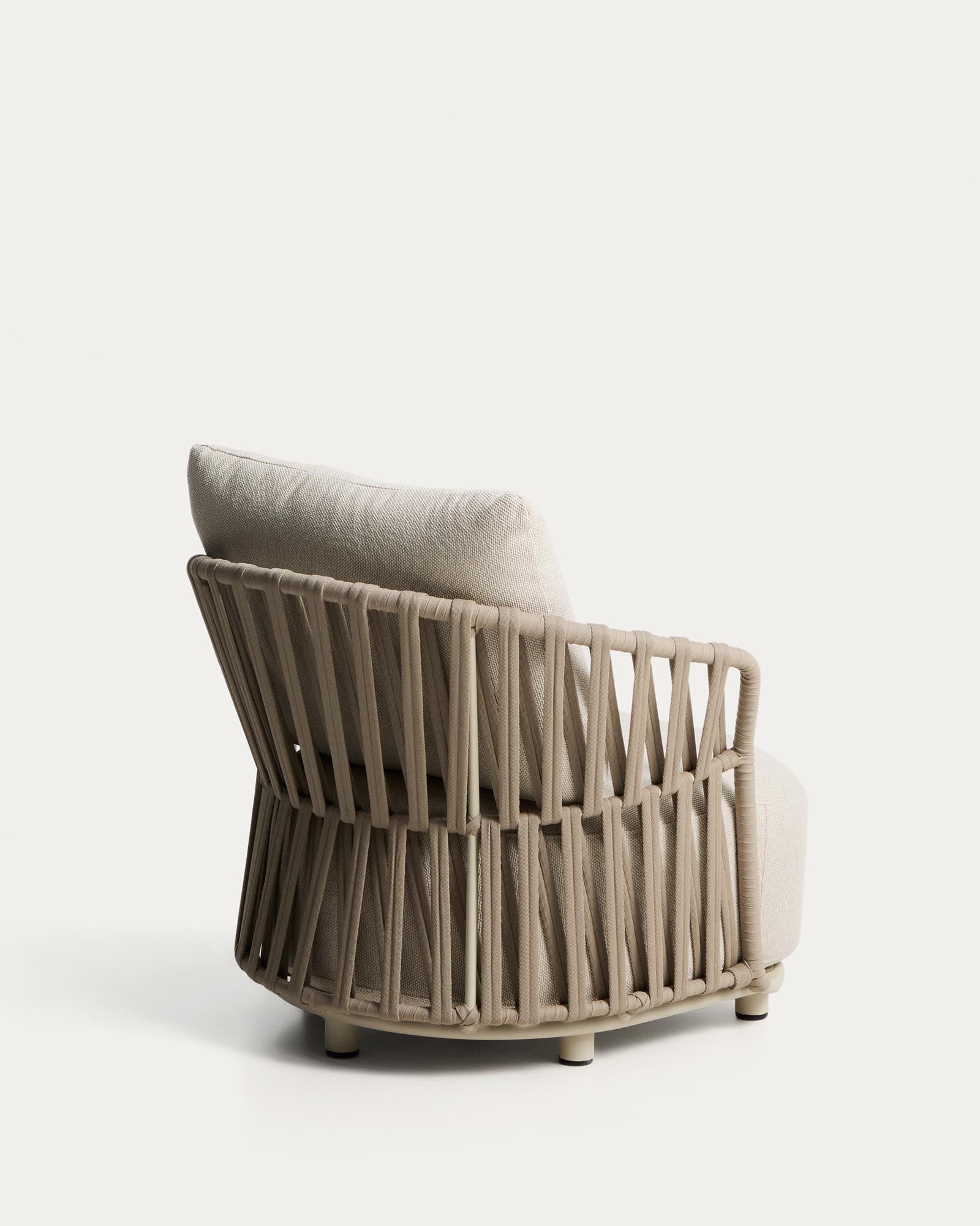 Eleganter Outdoor-Sessel Osani in ecrufarbenem Aluminium und taupefarbenem Seil, ideal für stilvolle Entspannung im Freien.