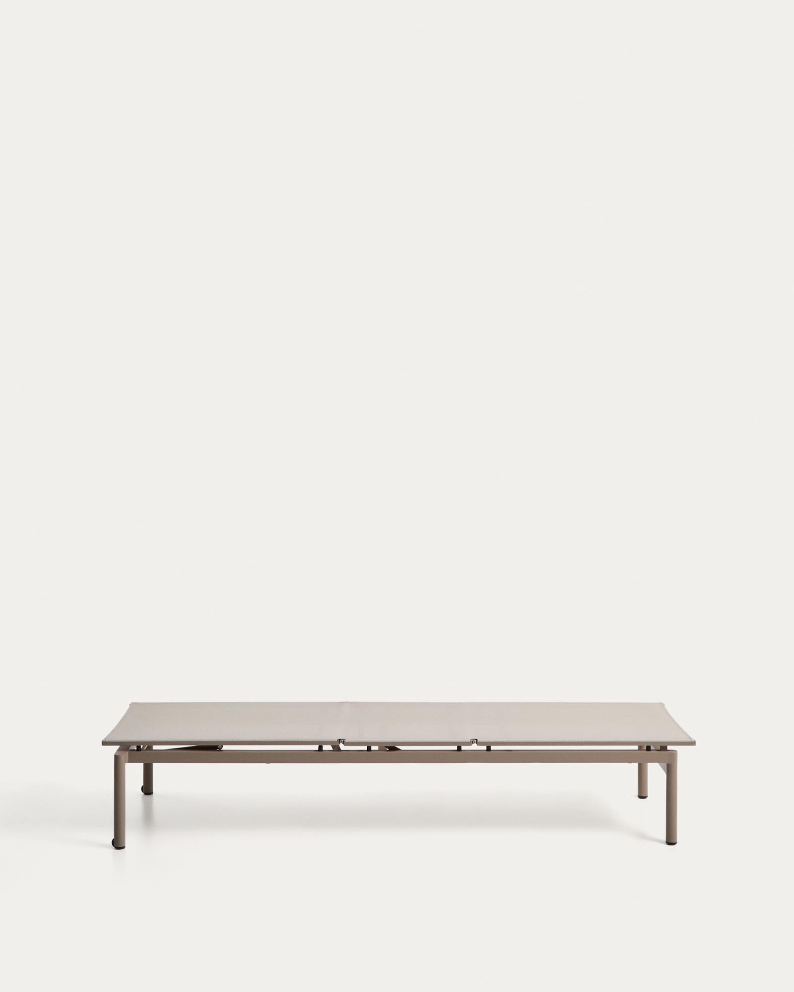Stapelbare Sonnenliege Lesina aus robustem taupefarbenem Aluminium und pflegeleichtem ecrufarbenem Texteline, perfekt für stilvolle Entspannung im Freien.