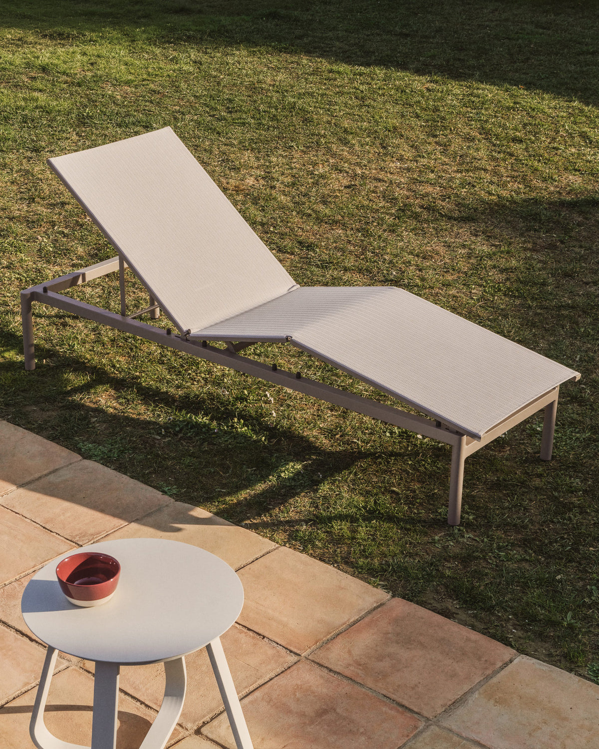 Stapelbare Sonnenliege Lesina aus taupefarbenem Aluminium und ecrufarbenem Texteline in Ecru, Beige, Weiss präsentiert im Onlineshop von KAQTU Design AG. Liegestuhl ist von Kave Home