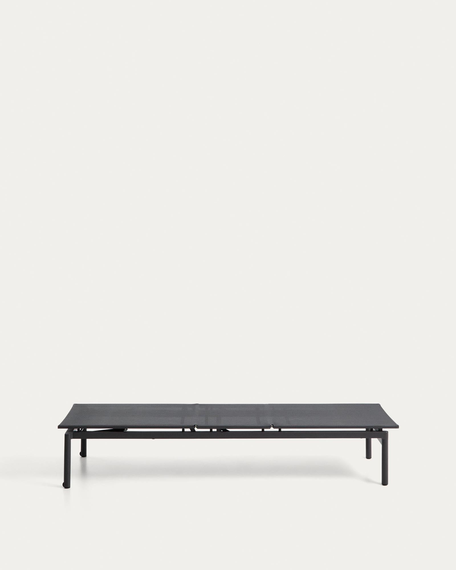 Stapelbare Sonnenliege Lesina aus graphitfarbenem Aluminium und grauem Texteline in Graphit präsentiert im Onlineshop von KAQTU Design AG. Liegestuhl ist von Kave Home