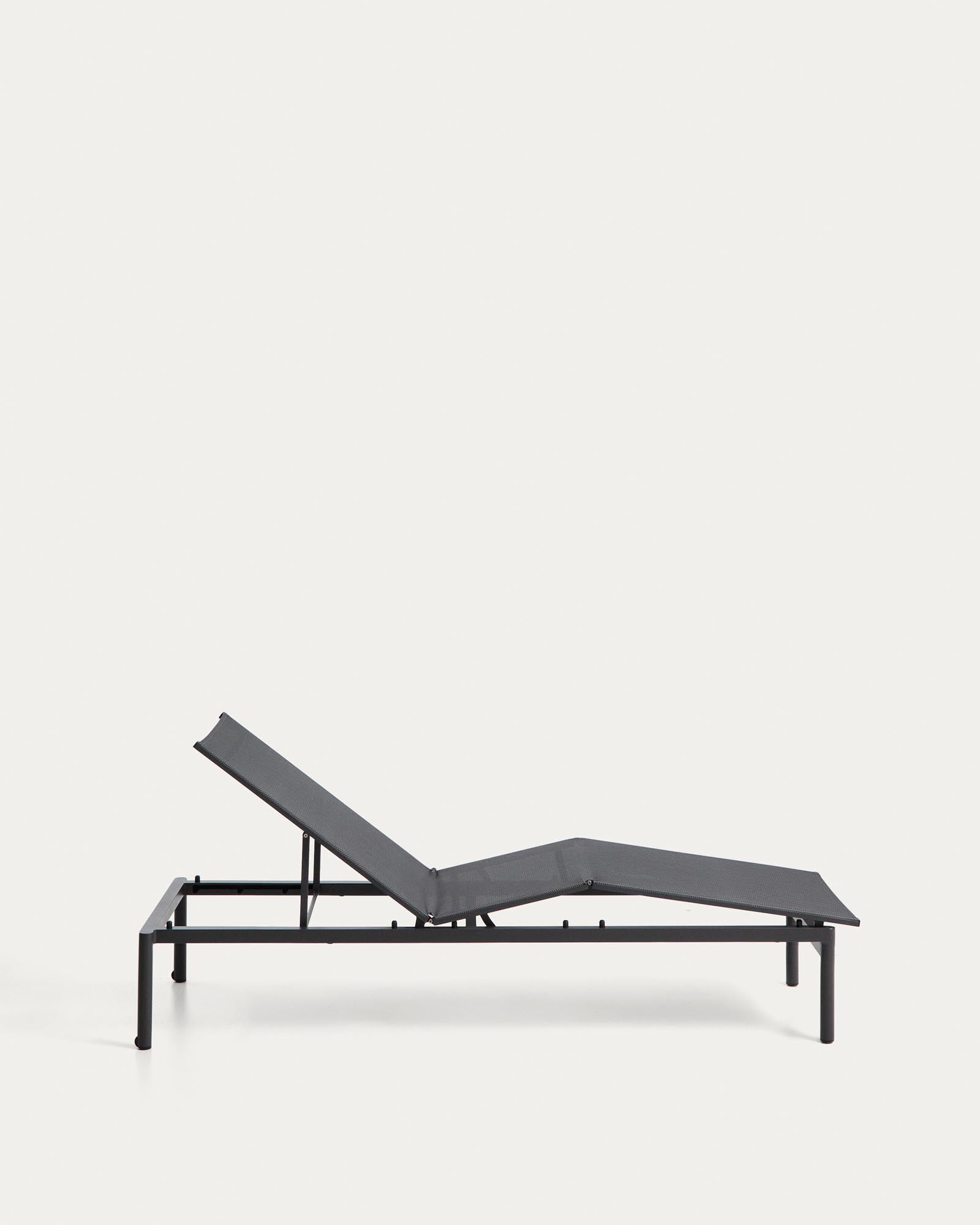 Stapelbare Sonnenliege Lesina aus graphitfarbenem Aluminium und grauem Texteline in Graphit präsentiert im Onlineshop von KAQTU Design AG. Liegestuhl ist von Kave Home