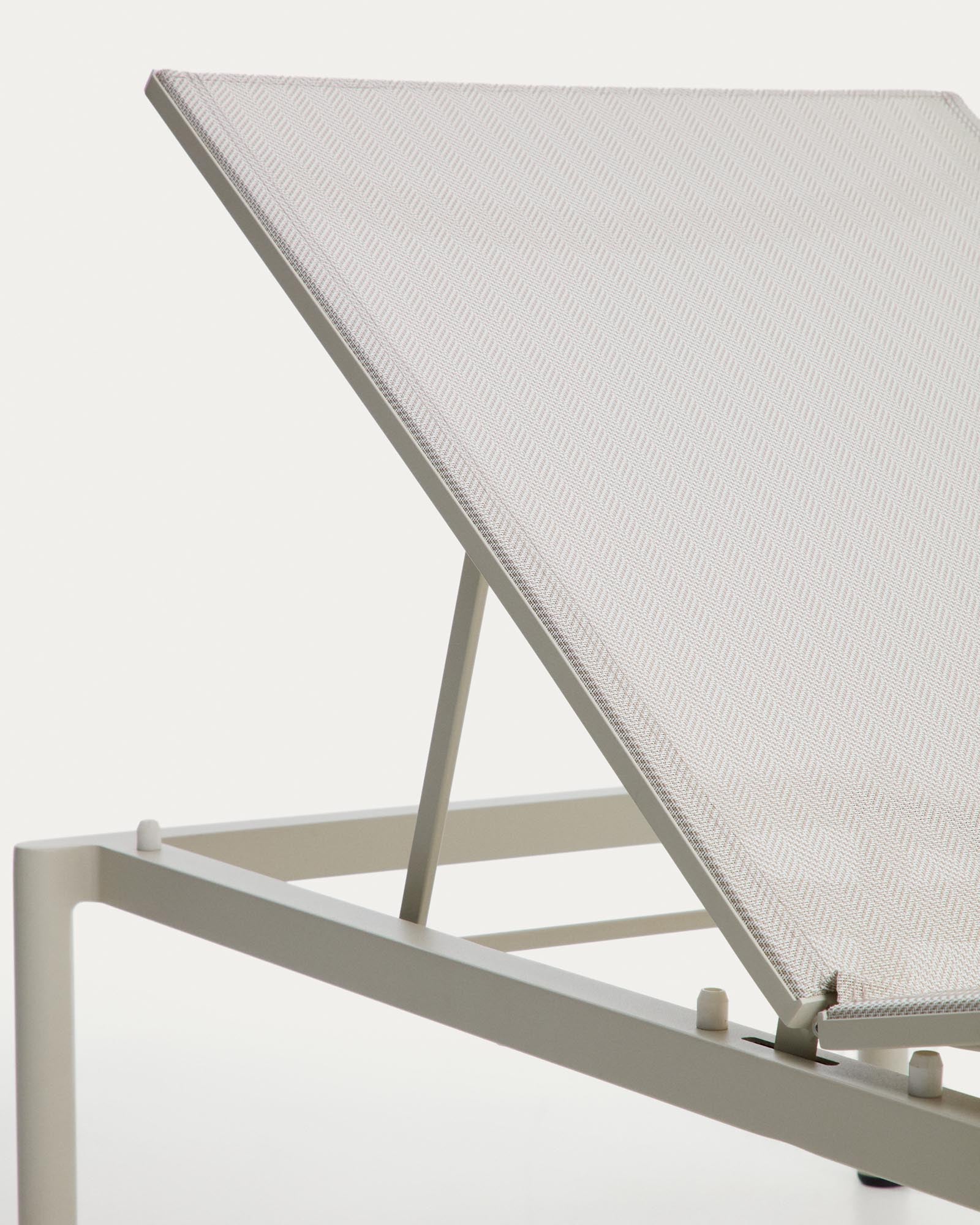 Elegante stapelbare Sonnenliege Lesina aus leichtem Aluminium und stilvollem ecrufarbenem Texteline, ideal für entspannte Stunden im Freien.