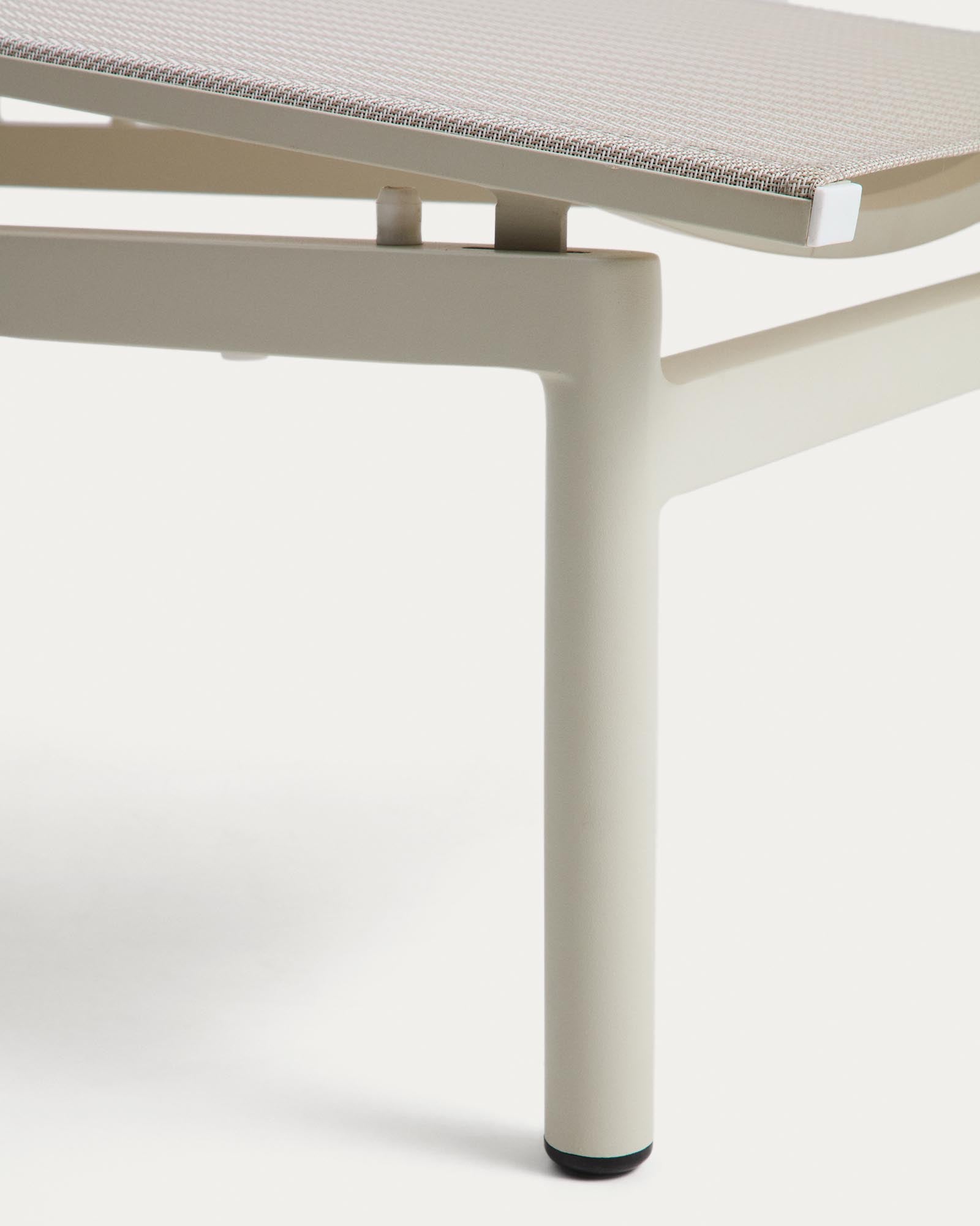 Moderne Sonnenliege Lesina aus robustem Aluminium und edlem ecrufarbenem Texteline, perfekt für Garten und Terrasse, platzsparend stapelbar.