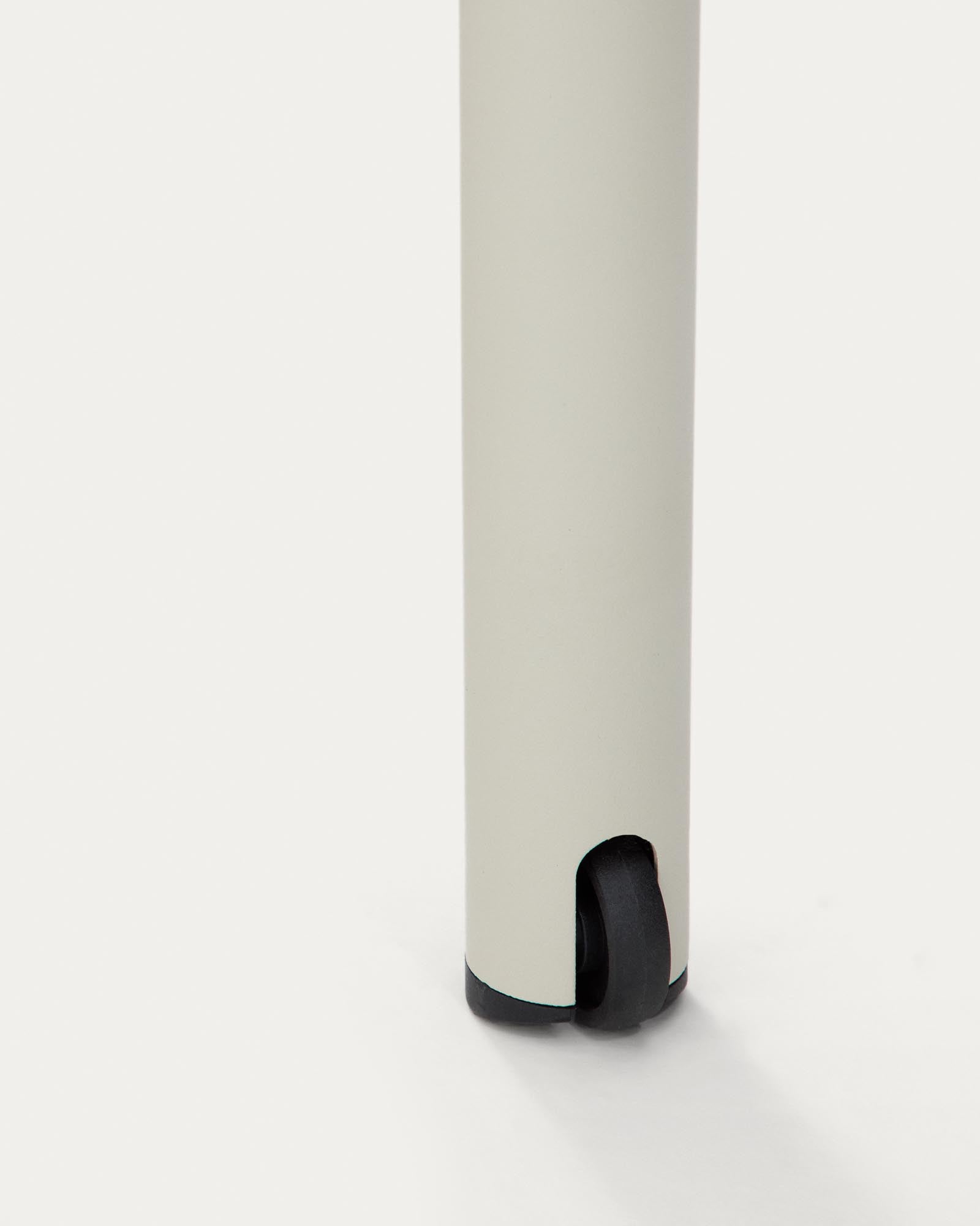 Elegante stapelbare Sonnenliege Lesina aus leichtem Aluminium und stilvollem ecrufarbenem Texteline, ideal für entspannte Stunden im Freien.