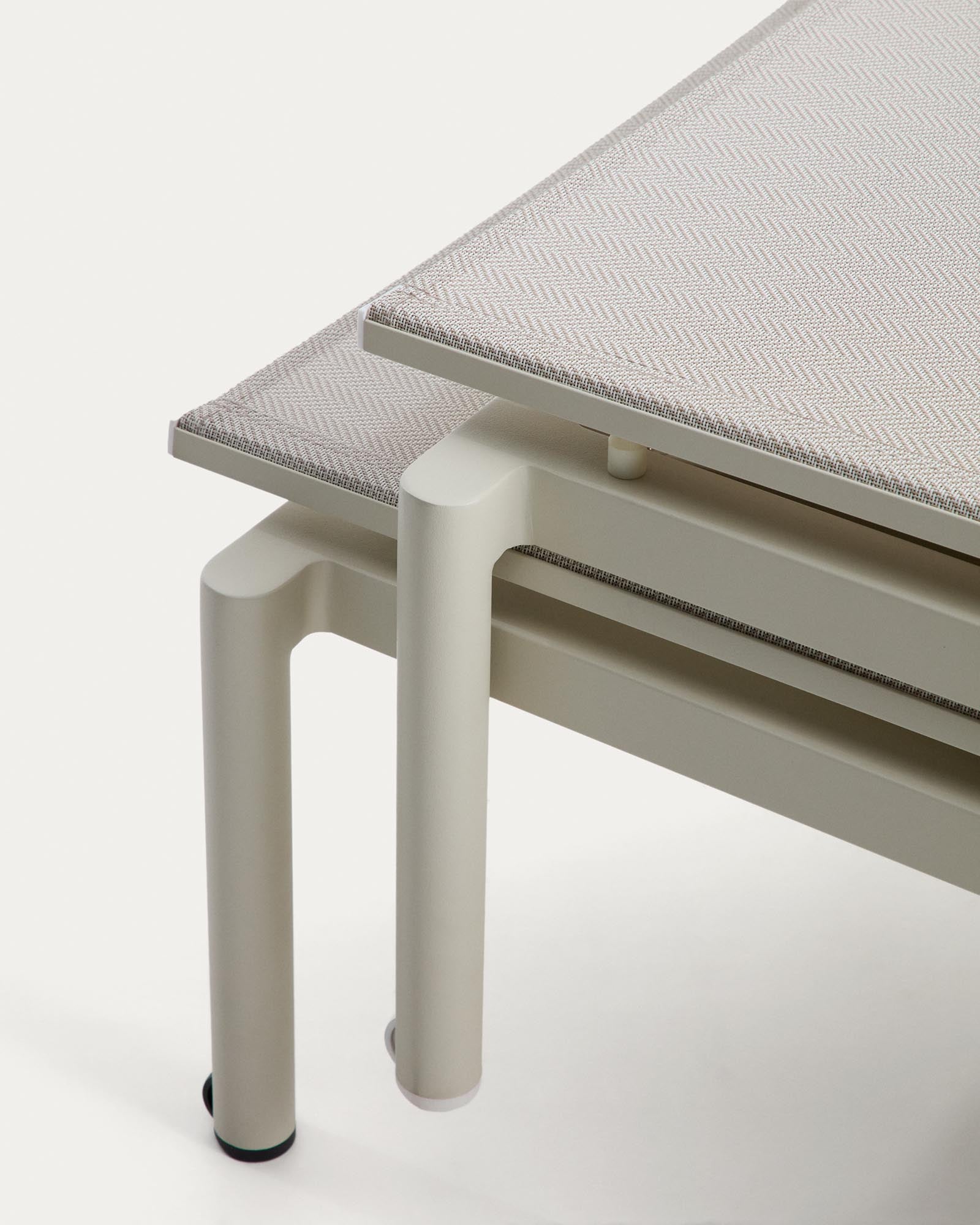 Moderne Sonnenliege Lesina aus robustem Aluminium und edlem ecrufarbenem Texteline, perfekt für Garten und Terrasse, platzsparend stapelbar.