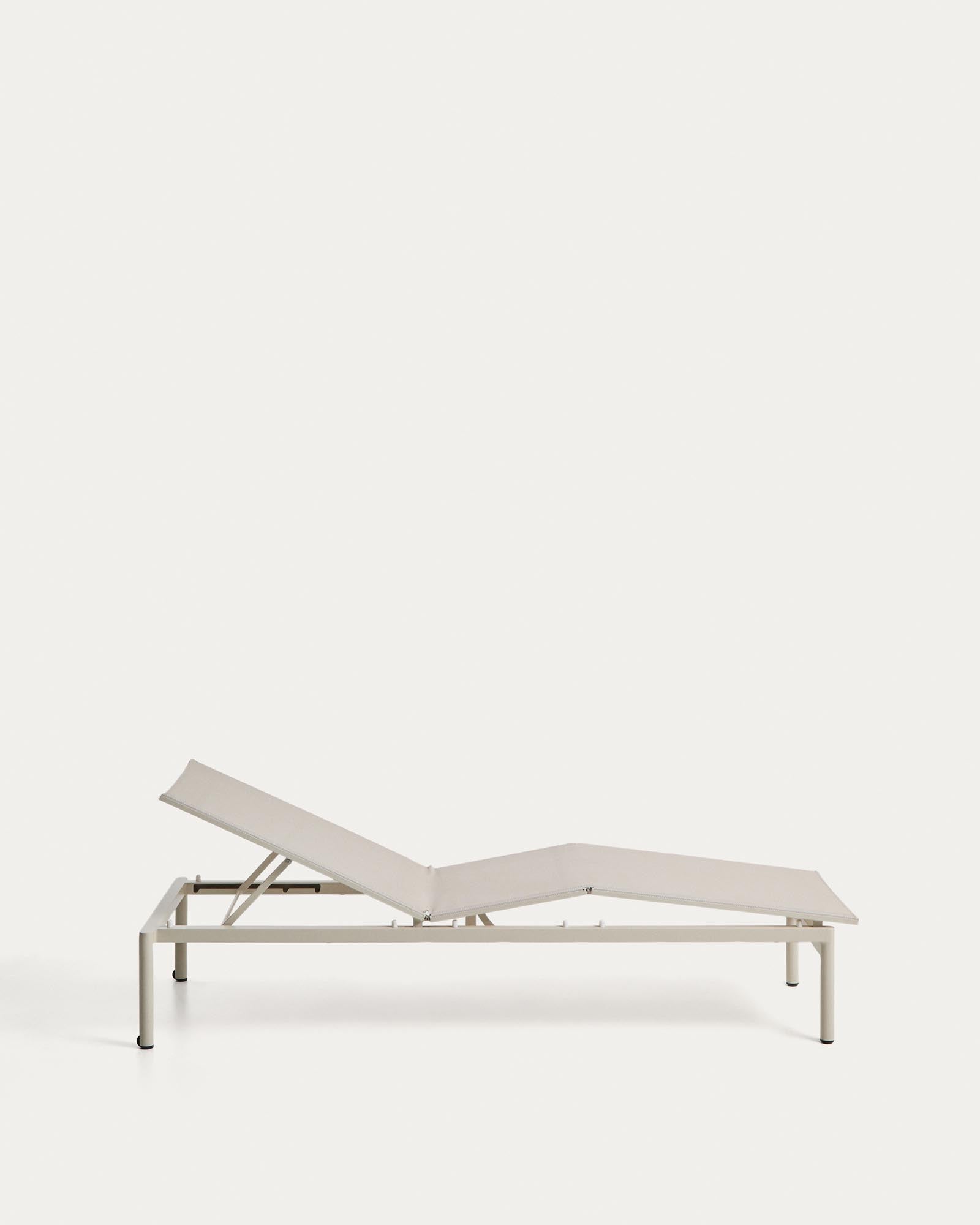Stapelbare Sonnenliege Lesina in modernem Design, gefertigt aus Aluminium und ecrufarbenem Texteline, perfekt für Garten und Terrasse.