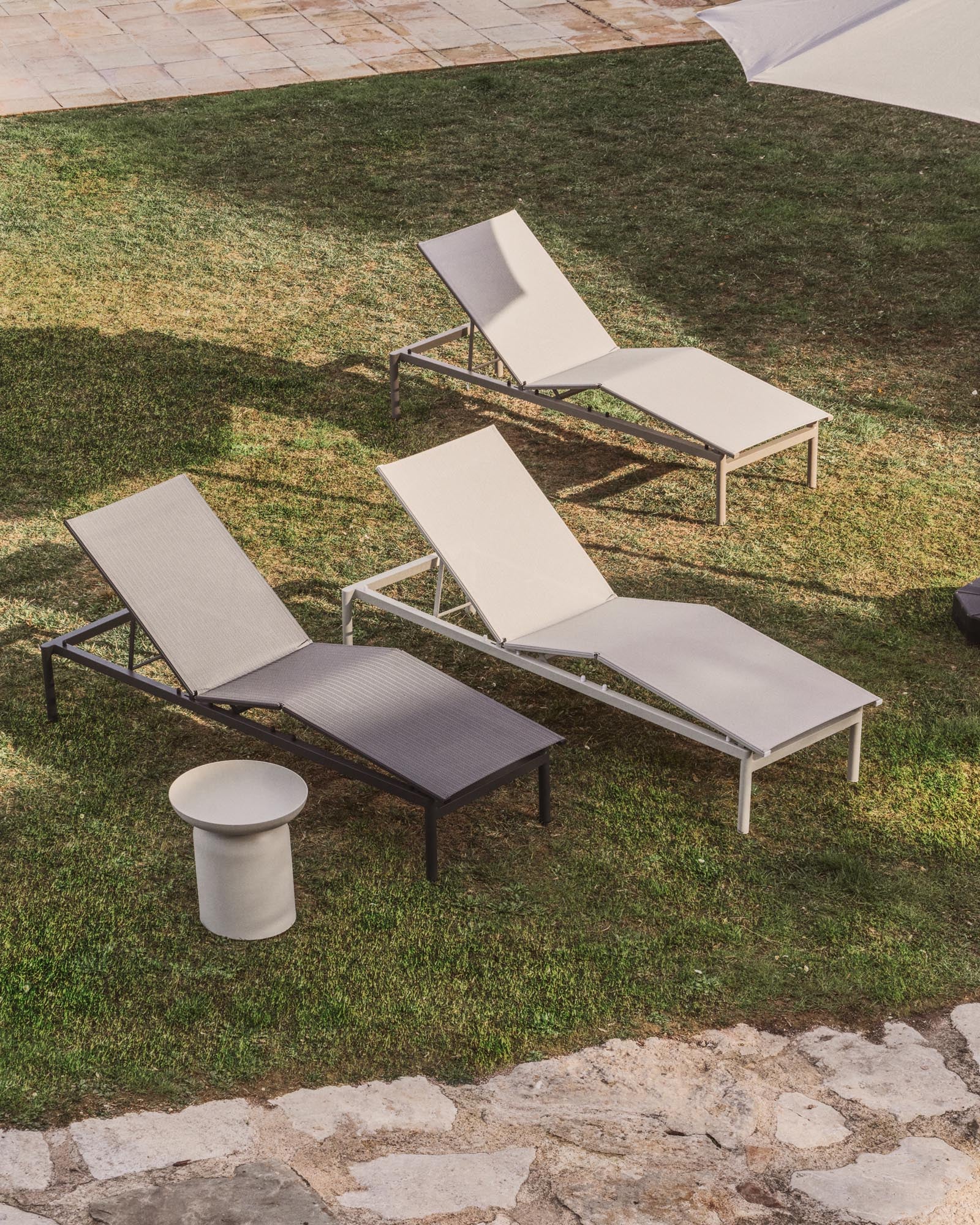 Elegante stapelbare Sonnenliege Lesina aus leichtem Aluminium und stilvollem ecrufarbenem Texteline, ideal für entspannte Stunden im Freien.
