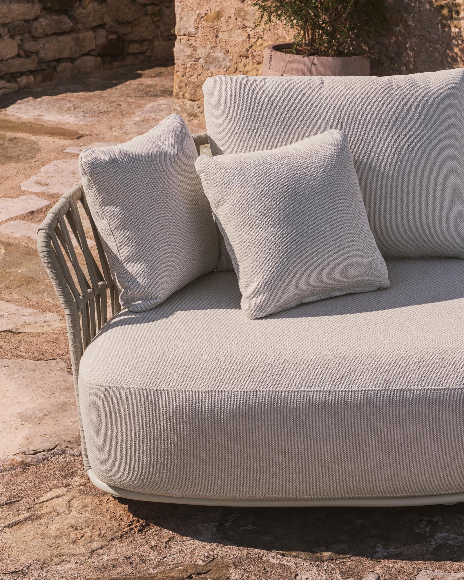 Stilvolles 2-Sitzer-Sofa in Ecru mit taupefarbenem Seil, perfekt für gemütliche Lounges und moderne Einrichtungskonzepte.