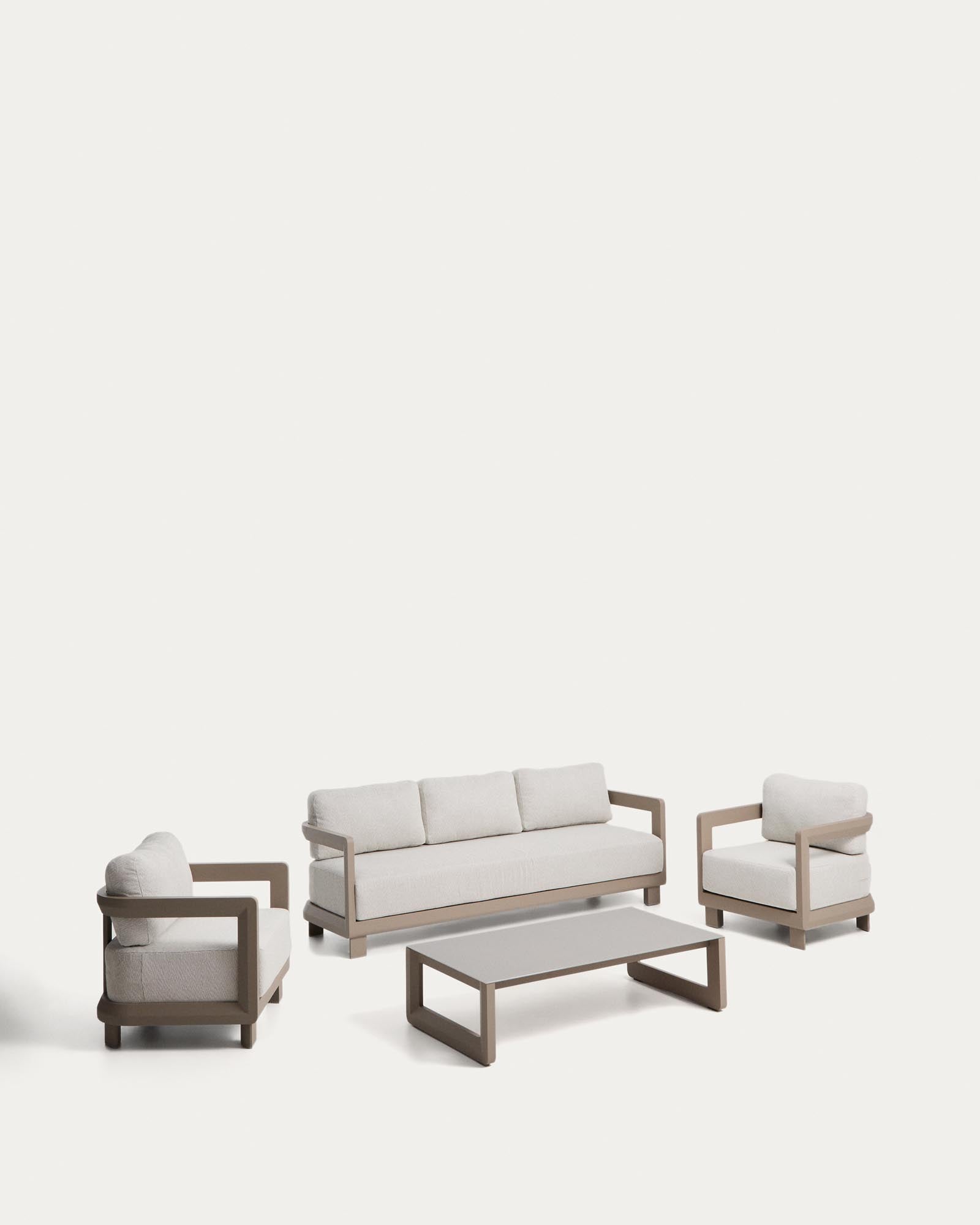 Set Nerano mit 3-Sitzer-Sofa, 2 Sesseln und Couchtisch aus gehärtetem Glas und Aluminium in Taupe in Taupe präsentiert im Onlineshop von KAQTU Design AG. Loungeset ist von Kave Home