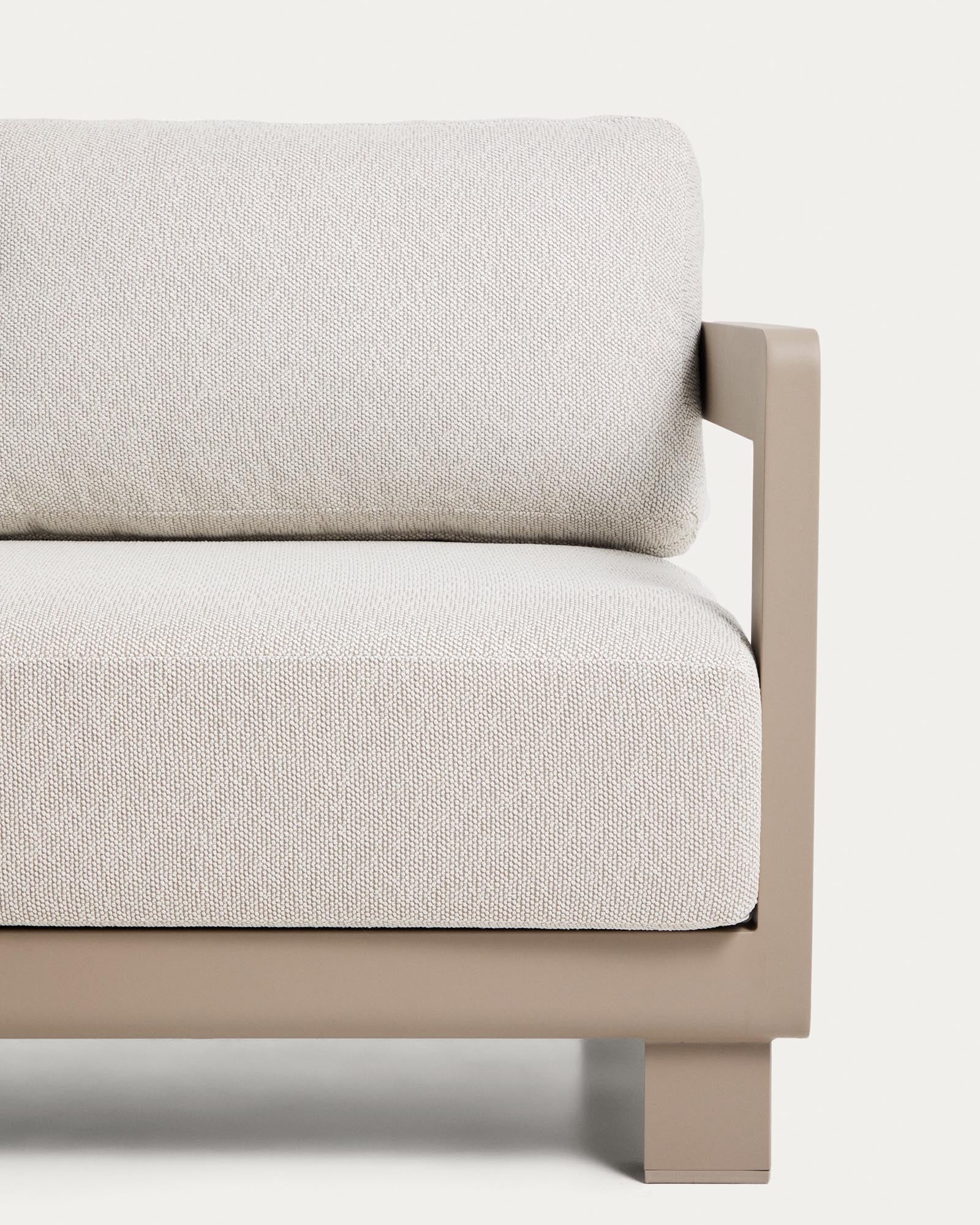 Modernes Loungeset Nerano in Taupe, inklusive 3-Sitzer-Sofa, zwei Sesseln und einem eleganten Couchtisch aus robustem Glas und Aluminium.