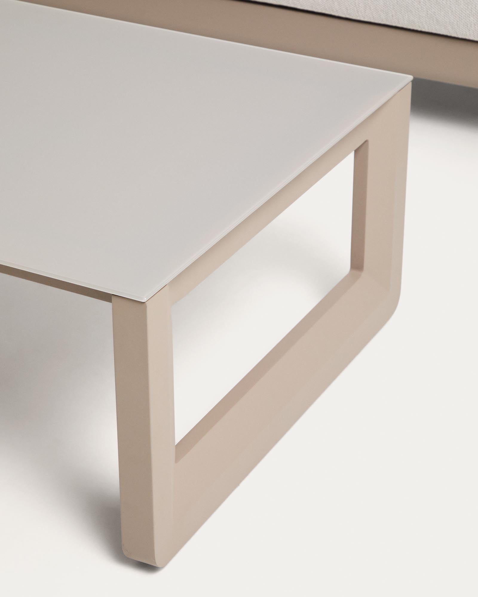 Gemütliches Loungeset Nerano in Taupe, bestehend aus einem 3-Sitzer-Sofa, zwei Sesseln und einem eleganten Couchtisch aus Glas und Aluminium.