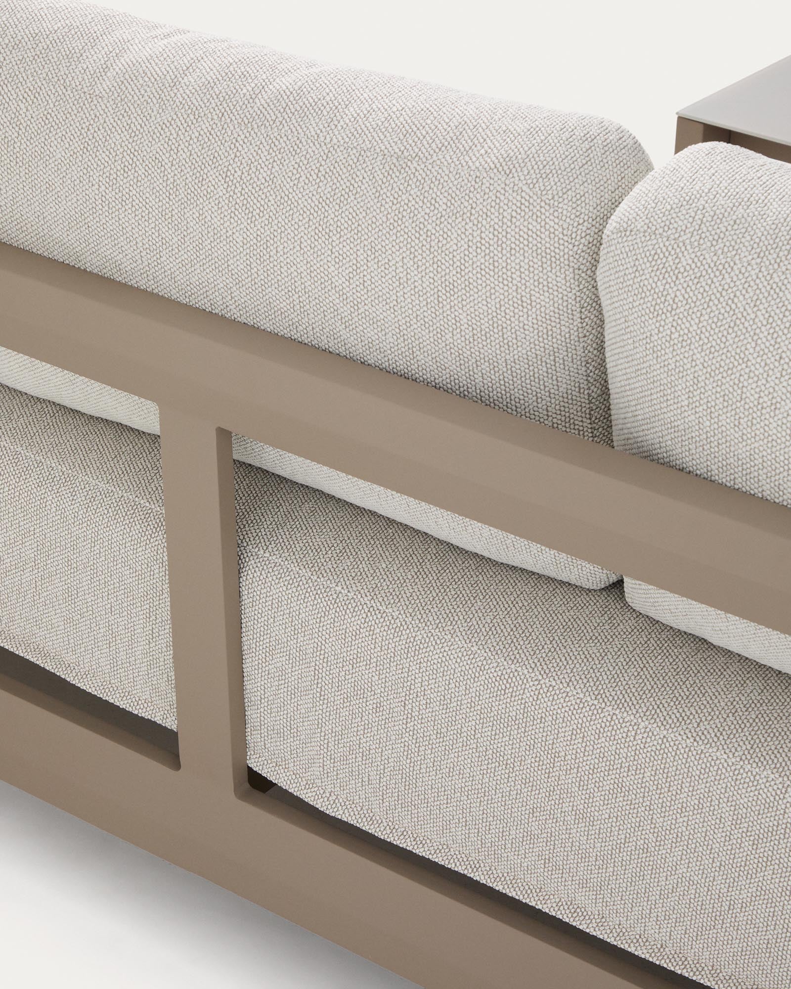Stylisches Loungeset Nerano in Taupe, inklusive 3-Sitzer-Sofa, zwei Sesseln und einem modernen Couchtisch aus gehärtetem Glas und Aluminium.