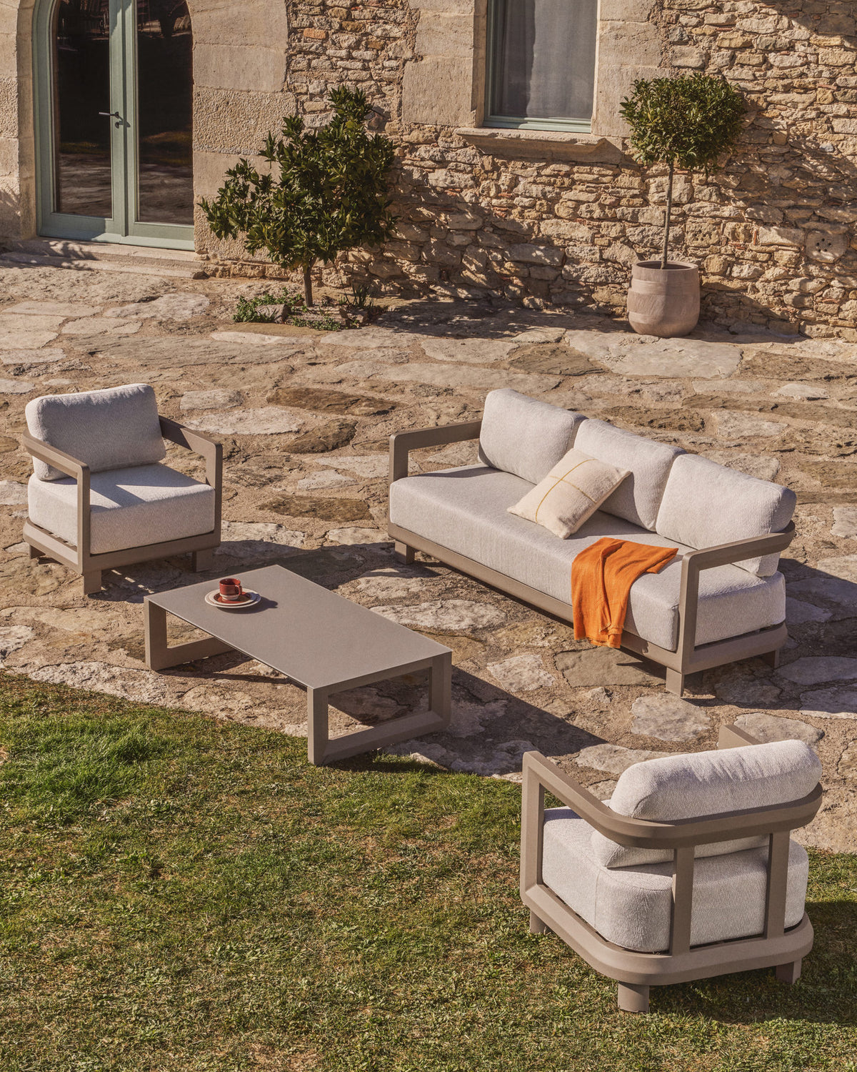 Set Nerano mit 3-Sitzer-Sofa, 2 Sesseln und Couchtisch aus gehärtetem Glas und Aluminium in Taupe in Taupe, Beige, Ecru präsentiert im Onlineshop von KAQTU Design AG. Loungeset ist von Kave Home