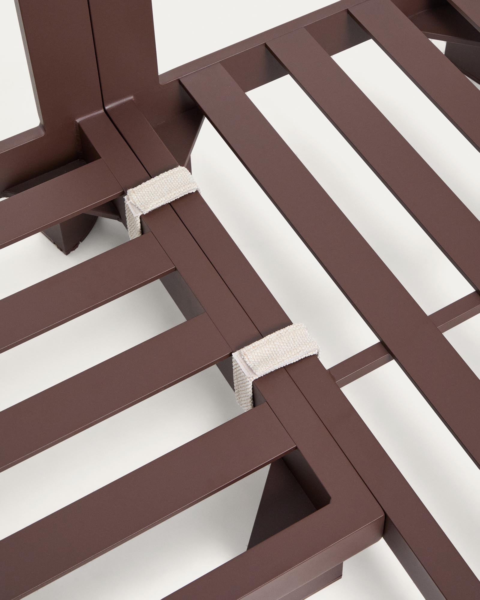 Set Nerano mit 5-Sitzer-Ecksofa, Sessel und Couchtisch aus gehärtetem Glas und braunem Aluminium in Braun präsentiert im Onlineshop von KAQTU Design AG. Loungeset ist von Kave Home