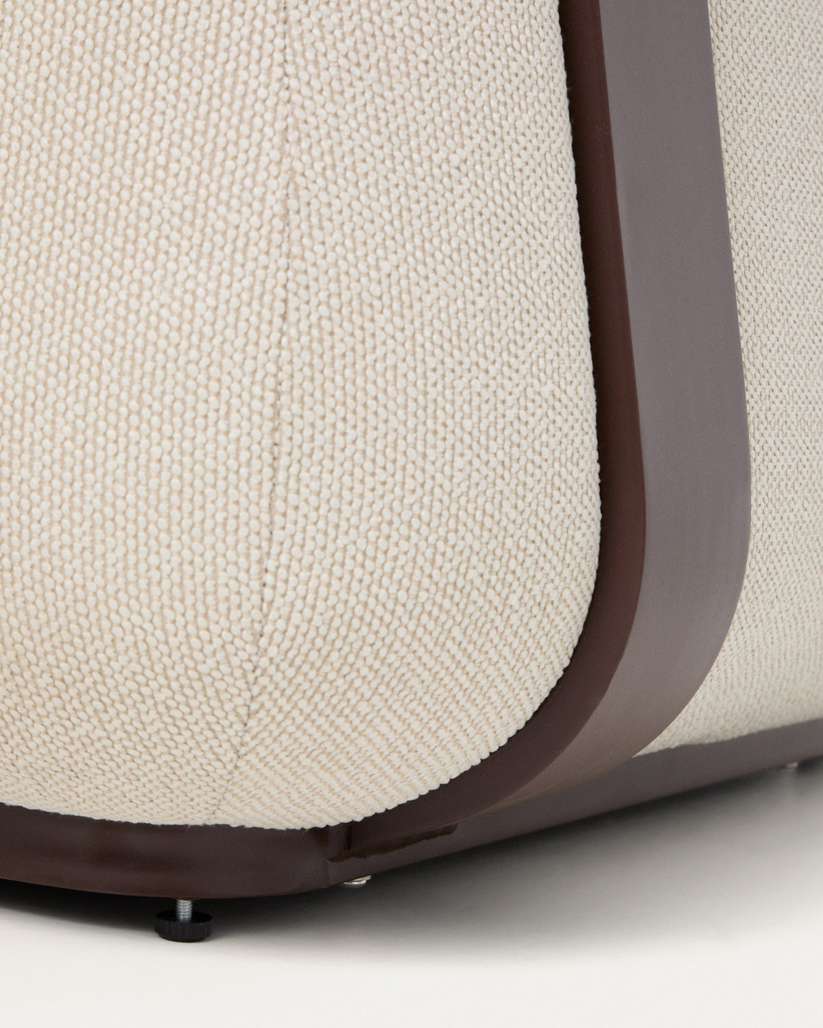 Braunes Loungeset Tamaris von Kave Home mit 3-Sitzer-Sofa und zwei Sesseln aus Aluminium, Sitzkissen in Beige, für Innen- und Aussenbereich.