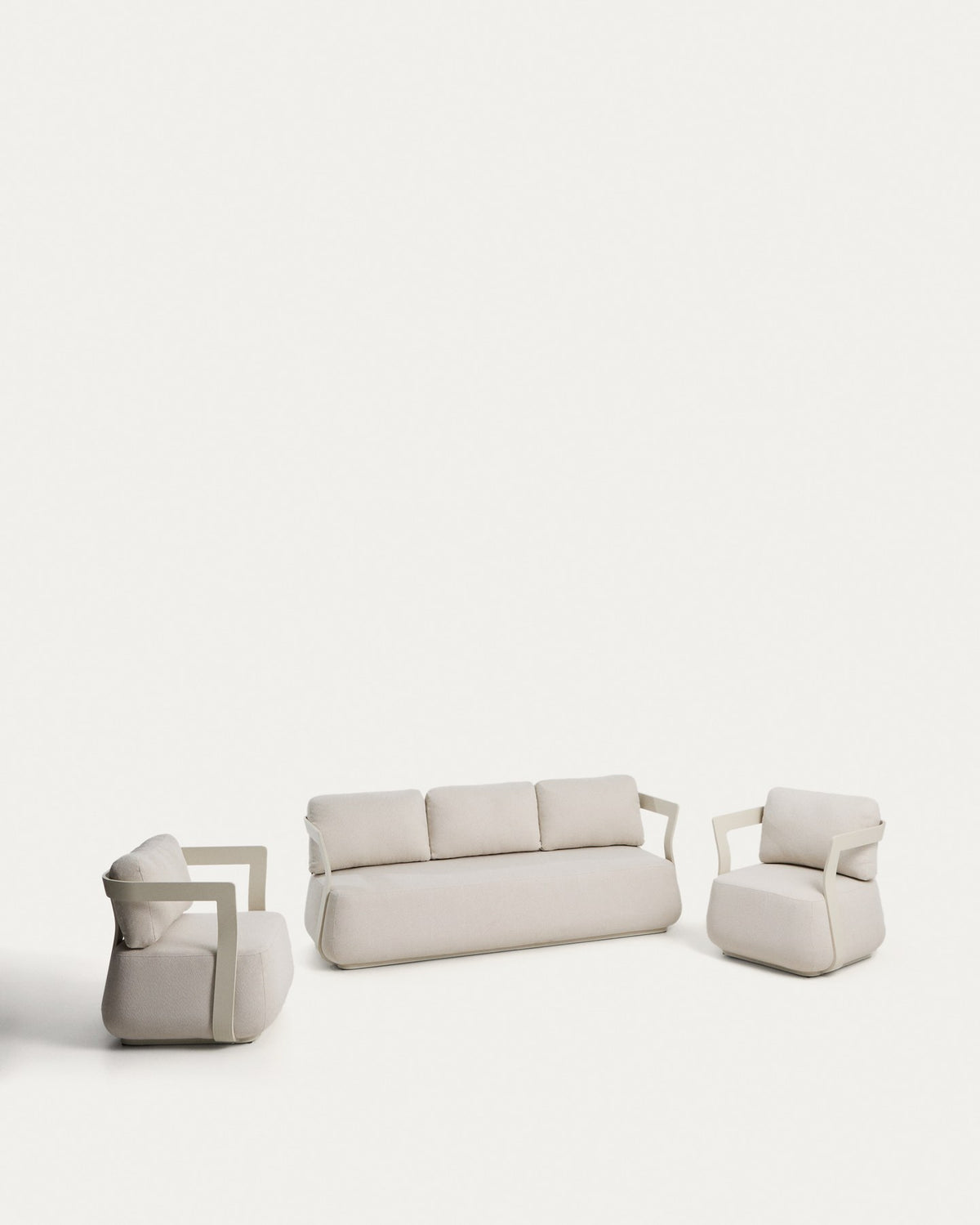 Loungeset aus Aluminium in Ecru: 3-Sitzer-Sofa und zwei Sessel mit gepolsterten Sitz- und Rückenkissen, moderne, umhüllende Formgebung.